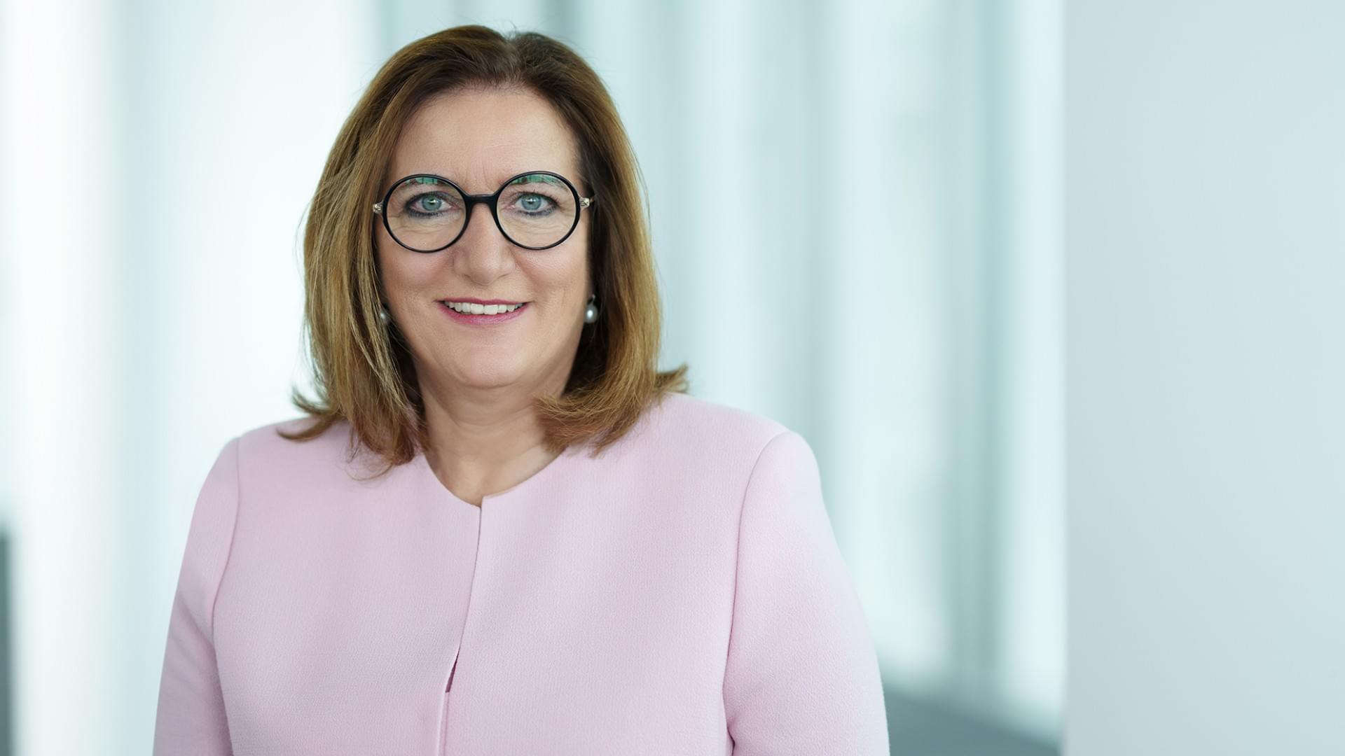 Portrait of Dr. Claudia Mayfeld, Member of the Executive Board for Integrity, Legal and Human Resources at Knorr-Bremse AG