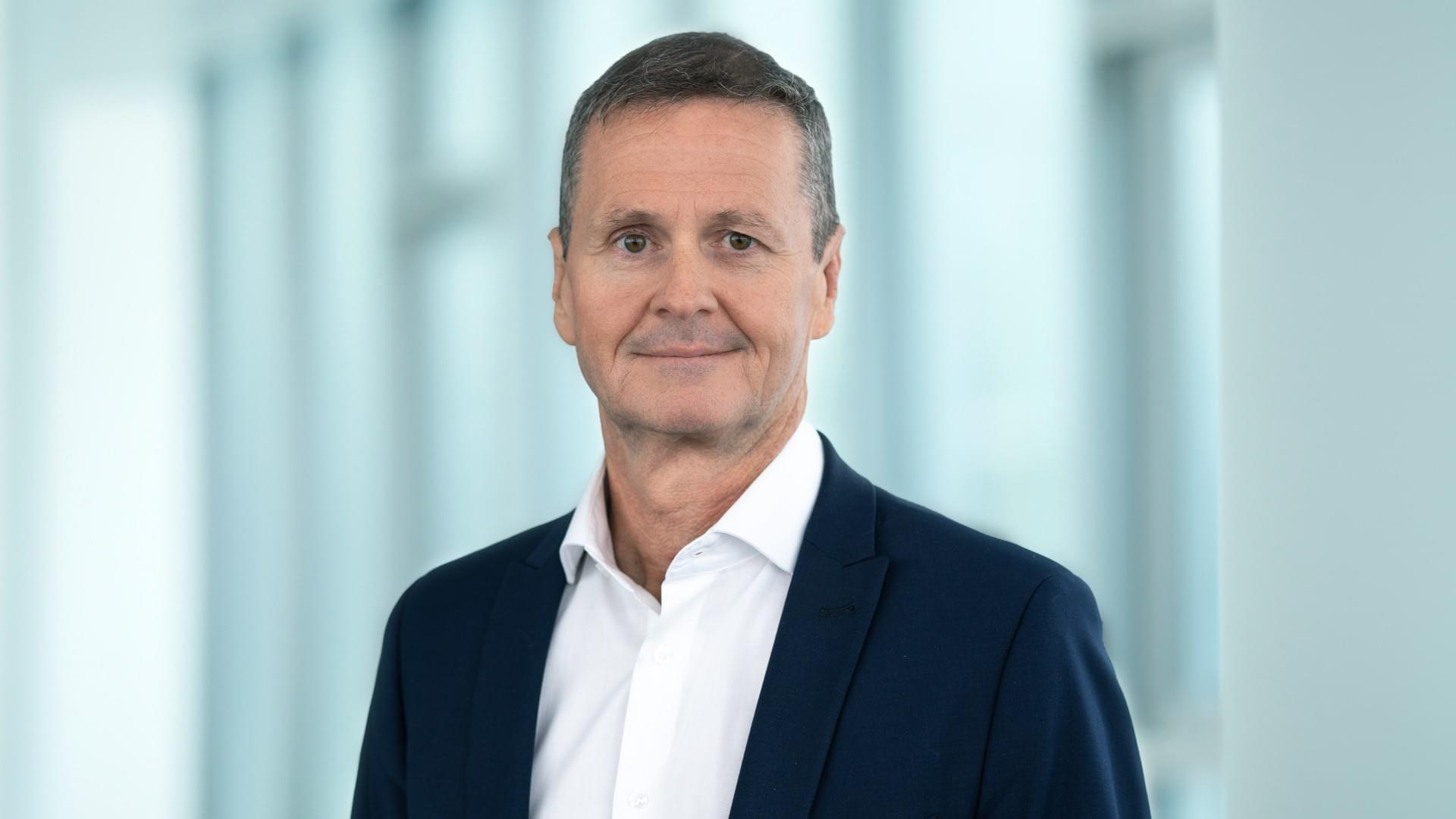Portrait of Frank Markus Weber, Member of the Executive Board of Knorr-Bremse AG with worldwide responsibility for Finance, Accounting, Controlling, Taxes, Treasury, M&A, Sustainability, and Investor Relations