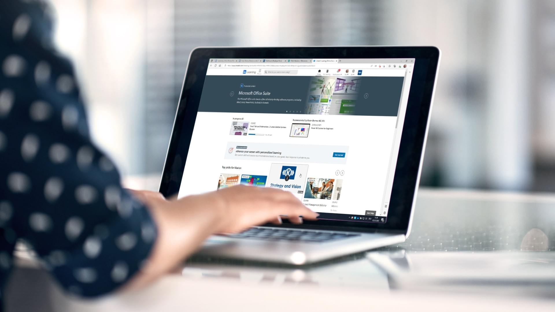 Ein aufgeklappter Laptop, auf dessen Bildschirm die Startseite von Knorr-Bremse LinkedIn Learning zu sehen ist.