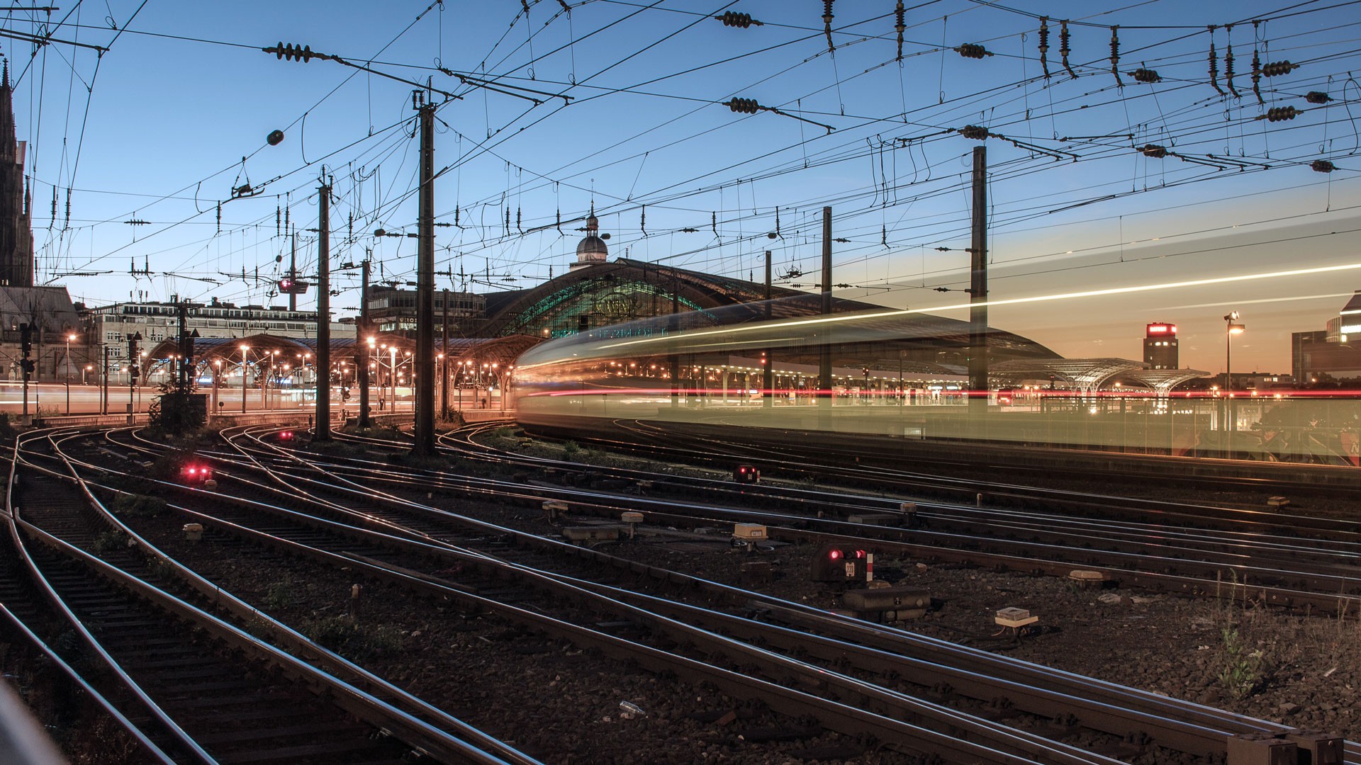 Schnellzug fährt in den Kölner Hauptbahnhof ein.