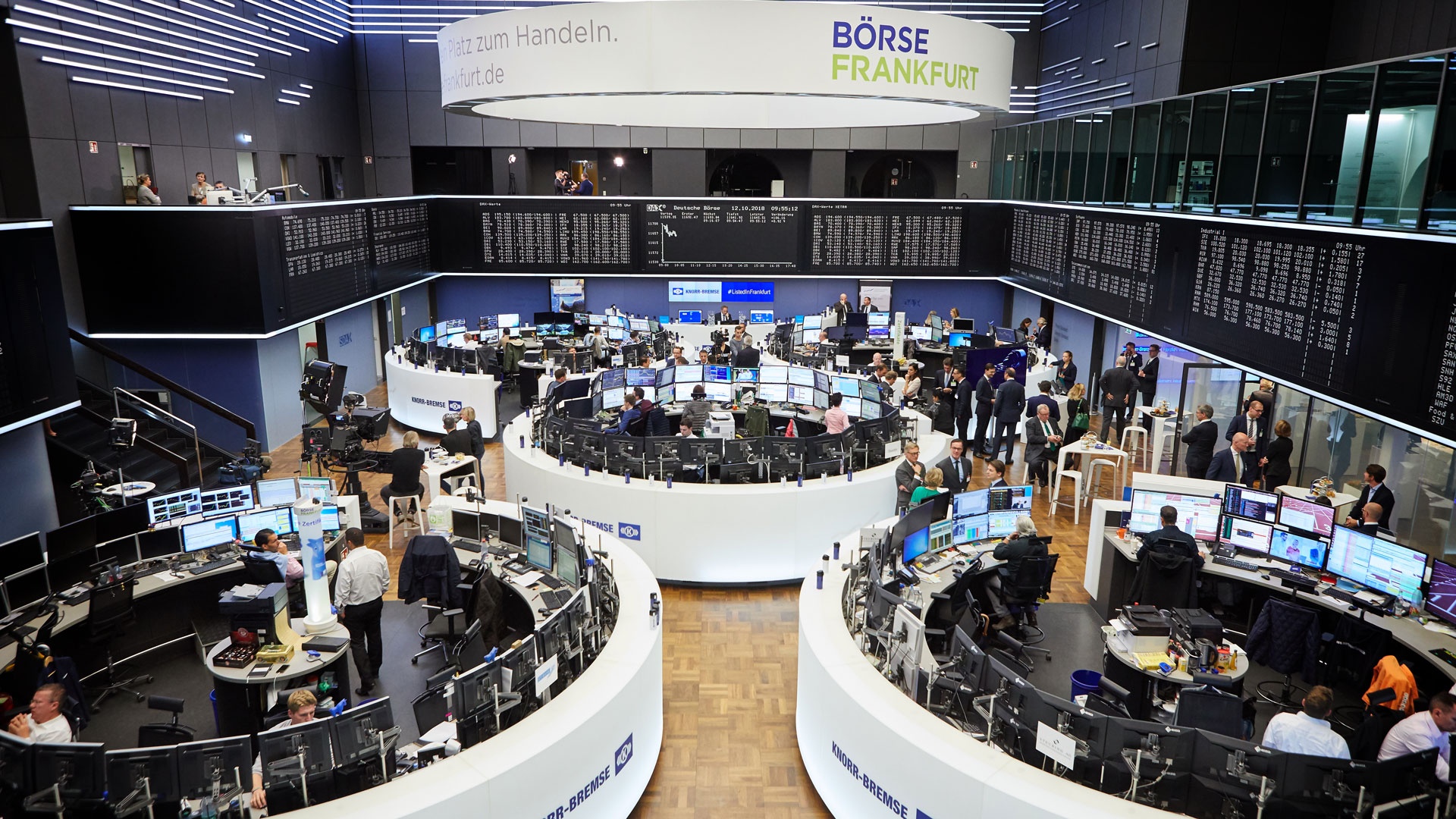 The busy floor of the Frankfurt Stock Exchange with islands for the traders – adorned with Knorr-Bremse logos on the day of the IPO.