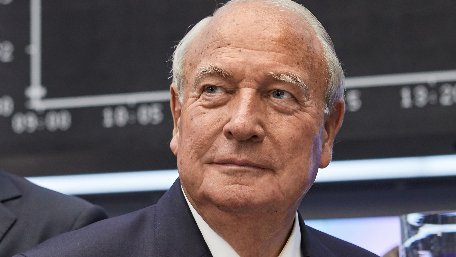 On the day of Knorr-Bremse's IPO, Heinz Hermann Thiele meditatively wallows in thoughts on the trading floor.