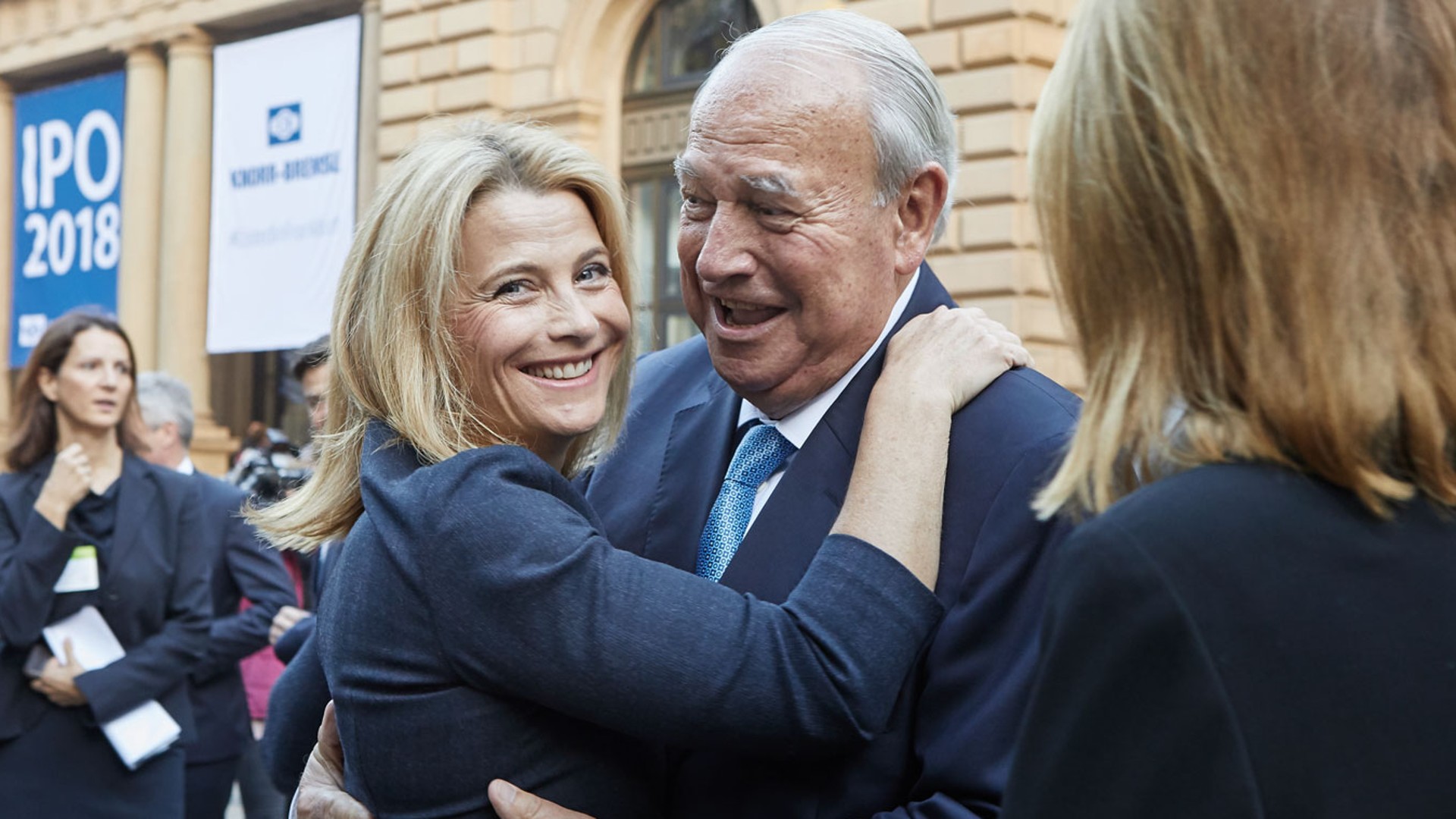 Heinz Hermann Thiele nimmt nach dem Börsenstart der Knorr-Bremse Aktie seine Tochter Julia vor der Börse Frankfurt strahlend in den Arm.