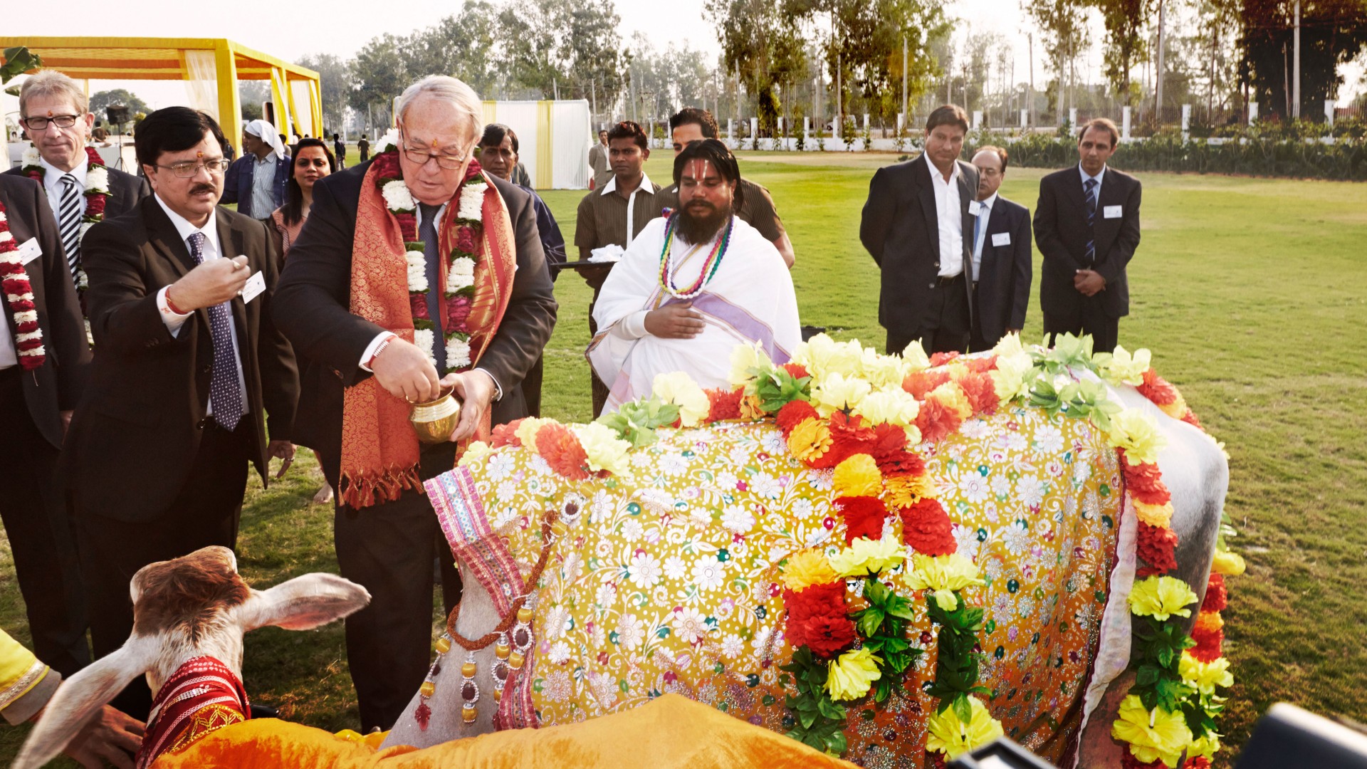 Heinz Hermann Thiele nimmt im Rahmen der Standorteröffnung in Palwal, Indien, an einer hinduistischen Zeremonie mit zwei Heiligen Kühen teil.