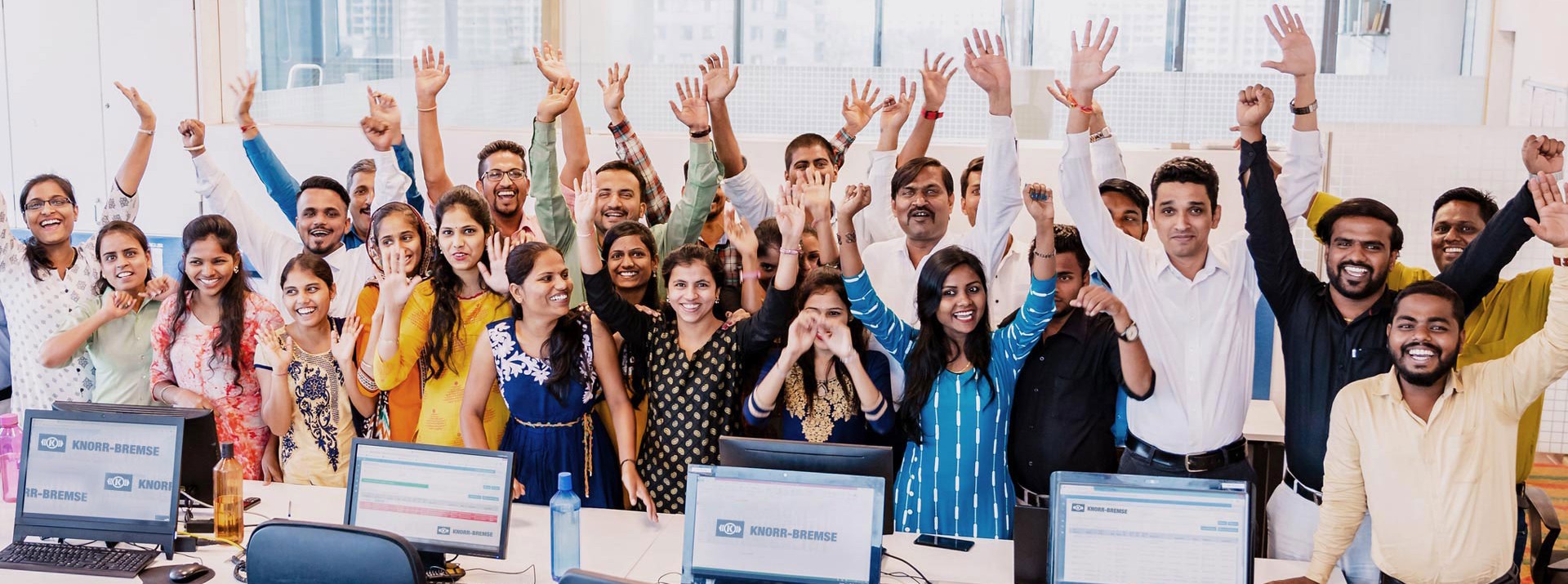 Jubelnde Mitarbeiterinnen und Mitarbeiter des Technology Center India in ihrem Büro.