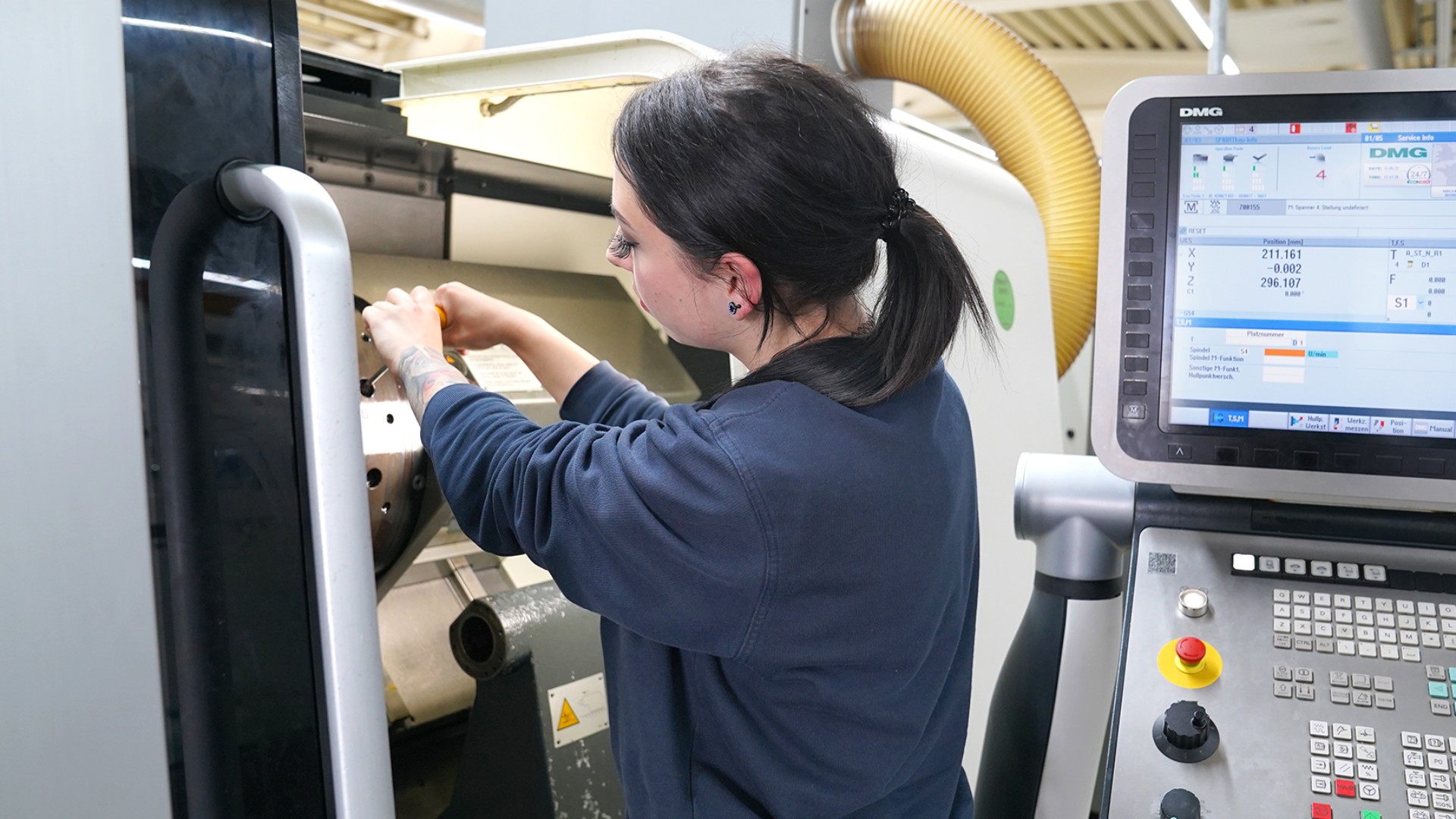 Kristina Bieder, Auszubildende bei Knorr-Bremse in Aldersbach, arbeitet an einer Zerspanungsmaschine.