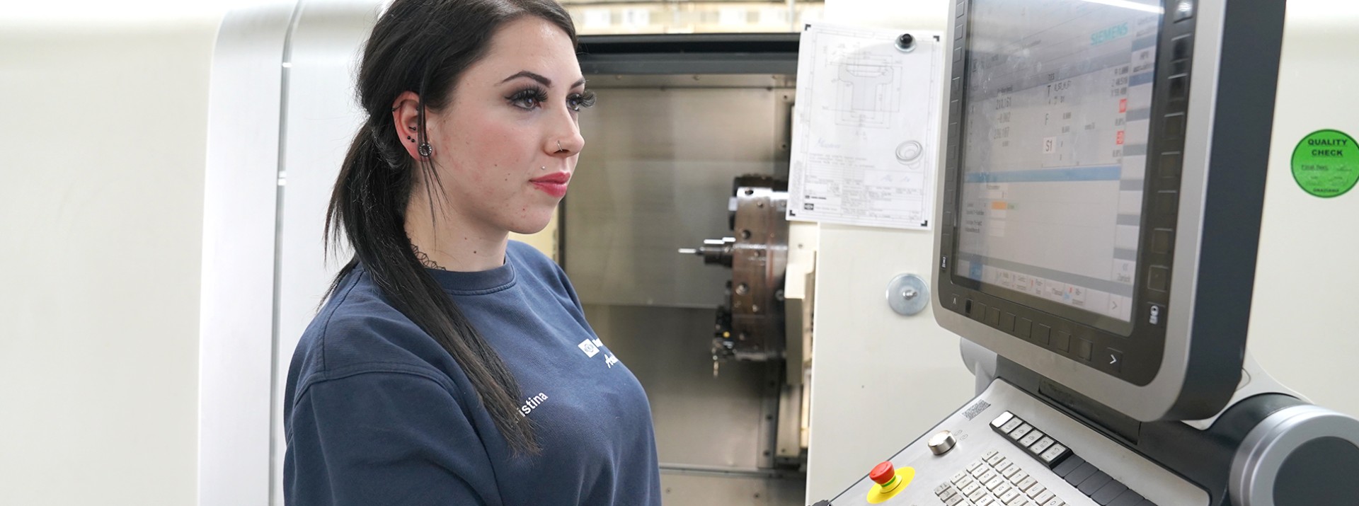 Kristina Bieder, an apprentice at Knorr-Bremse in Aldersbach, in front of an operating screen of a cutting machine.