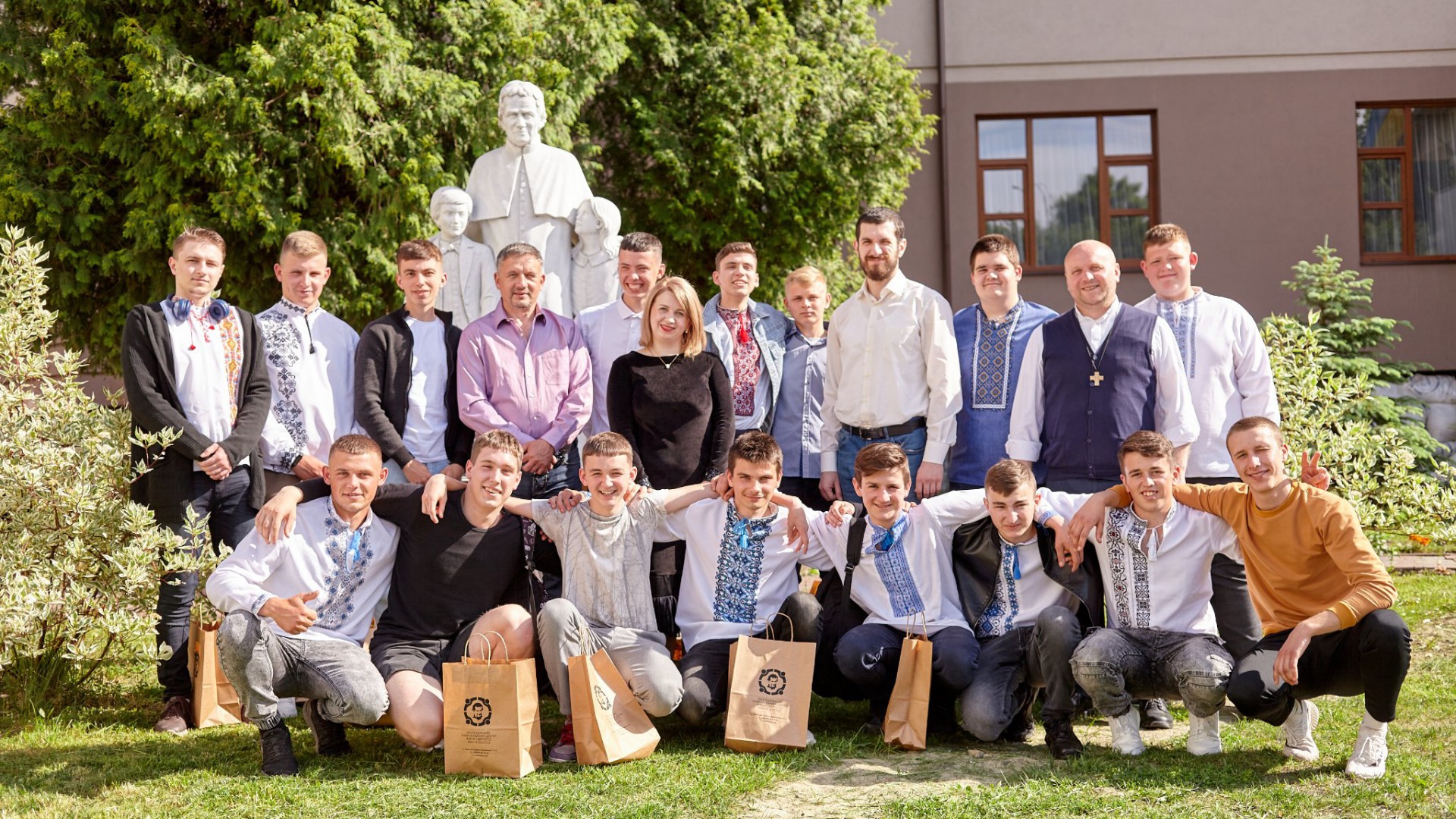 Eine Gruppe junger ukrainischer Männer stehen vor dem Waisenheim und Ausbildungszentrum des Ordens der Salesianer Don Boscos in Lemberg/Ukraine.