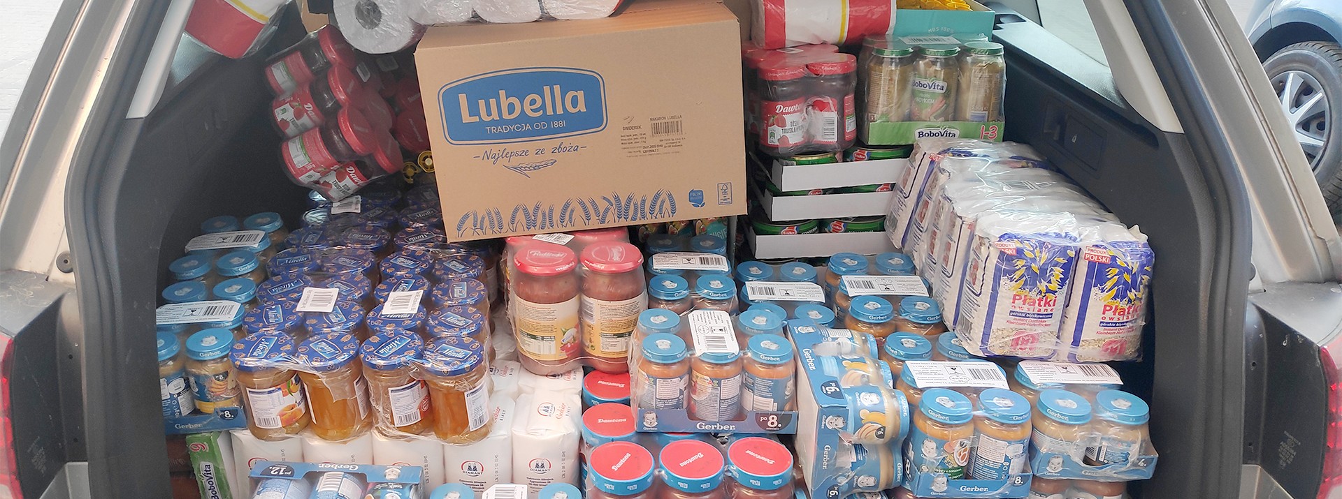 Ein Kofferraum voller Lebensmittel und Hygieneartikel