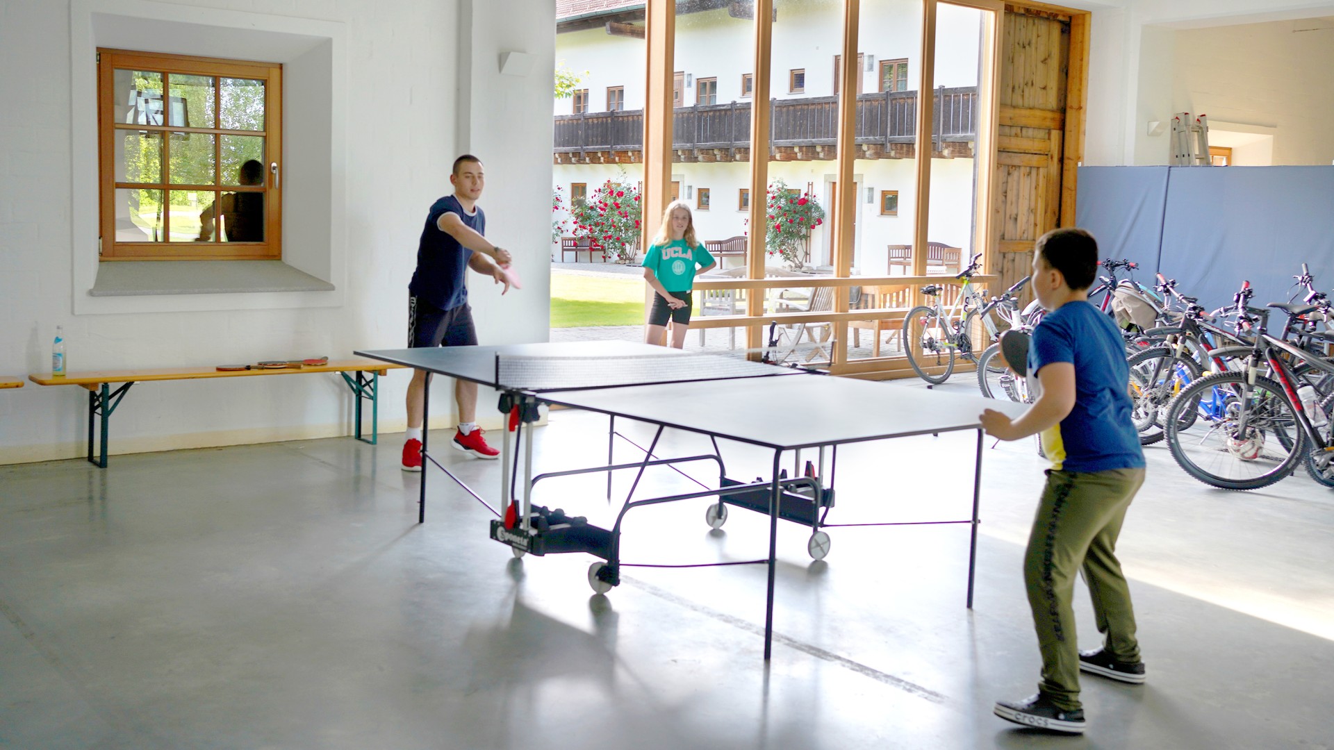 Zwei ukrainische Jungen spielen im Hofgut Eck Tischtennis.