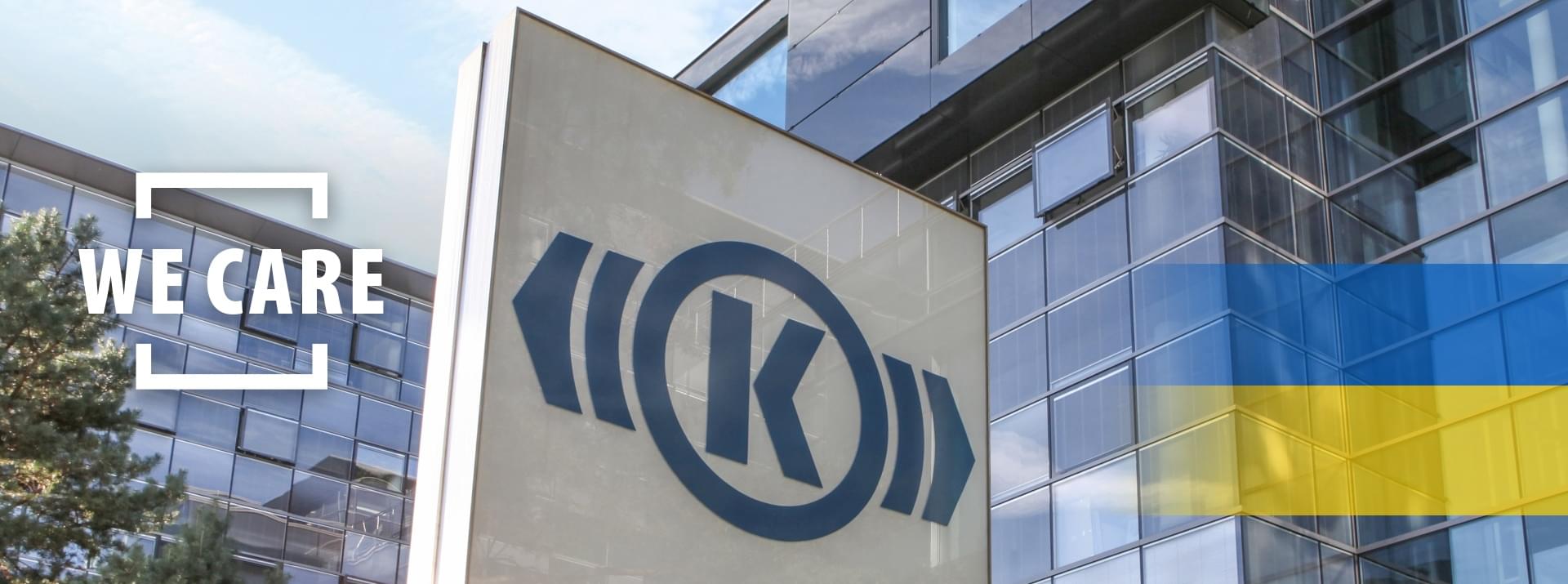 Foto eines Gebäudes von Knorr-Bremse am Firmenhauptsitz in München, auf das grafisch der Schriftzug "We Care" und eine ukrainische Flagge gesetzt wurde.