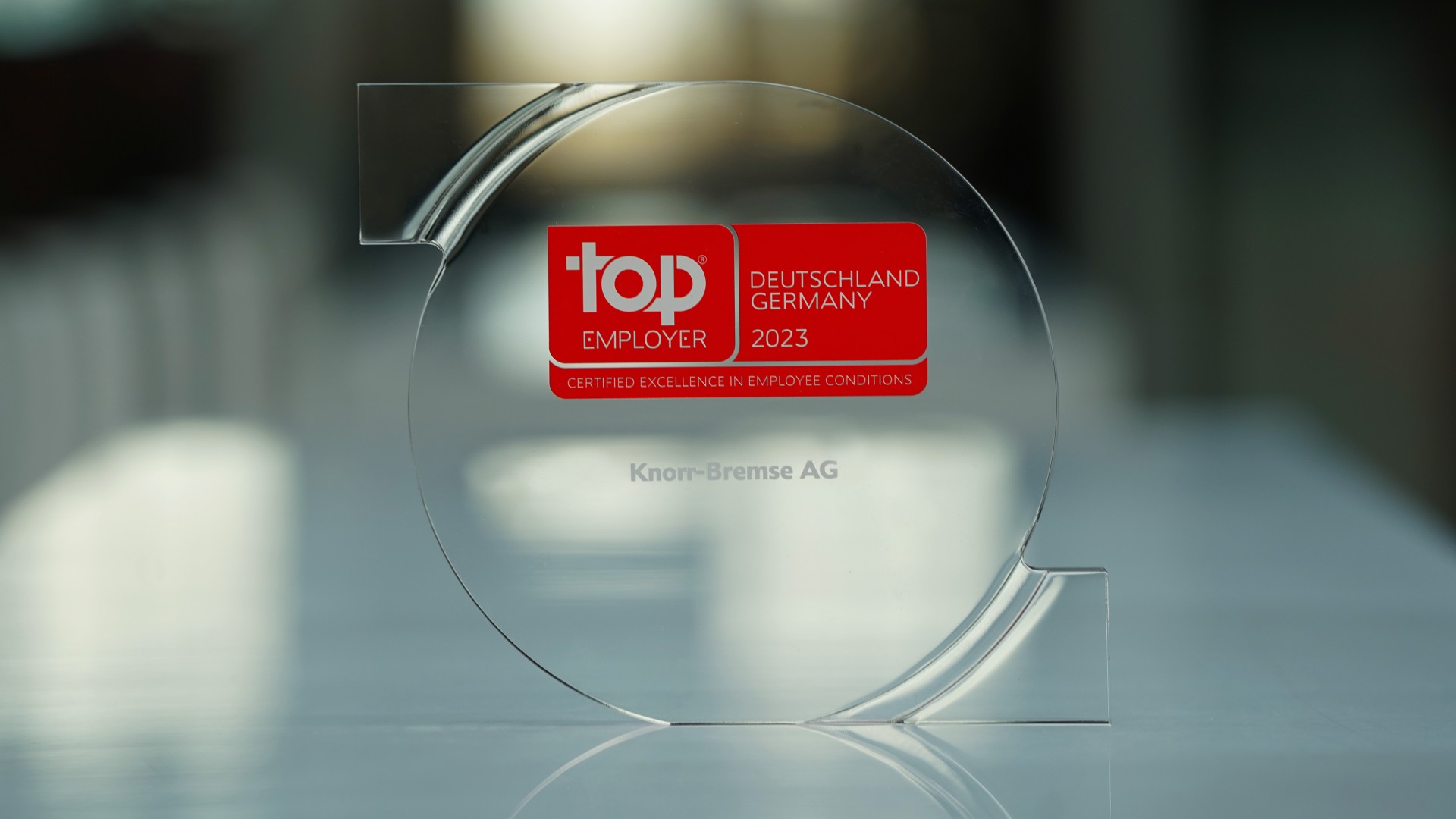 A close-up of the Top Employer Award, which Knorr-Bremse received for its employer performance for the tenth year in a row.