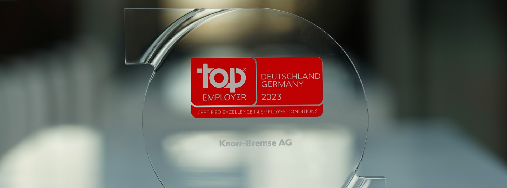 Eine Großaufnahme des Top Employer Awards, den Knorr-Bremse zum zehnten Mal in Folge für seine Arbeitgeberleistungen erhalten hat.