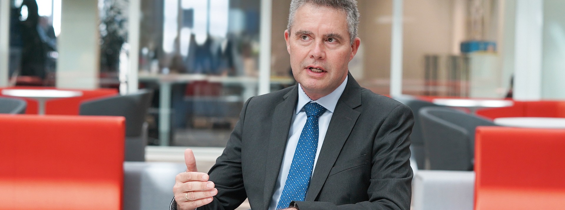 Dr. Jonathan Paddison, Mitglied der Geschäftsführung von Knorr-Bremse Asia Pacific mit Sitz in Hongkong, China, sitzt im Loungebereich am Hauptsitz in München und beantwortet Interviewfragen.