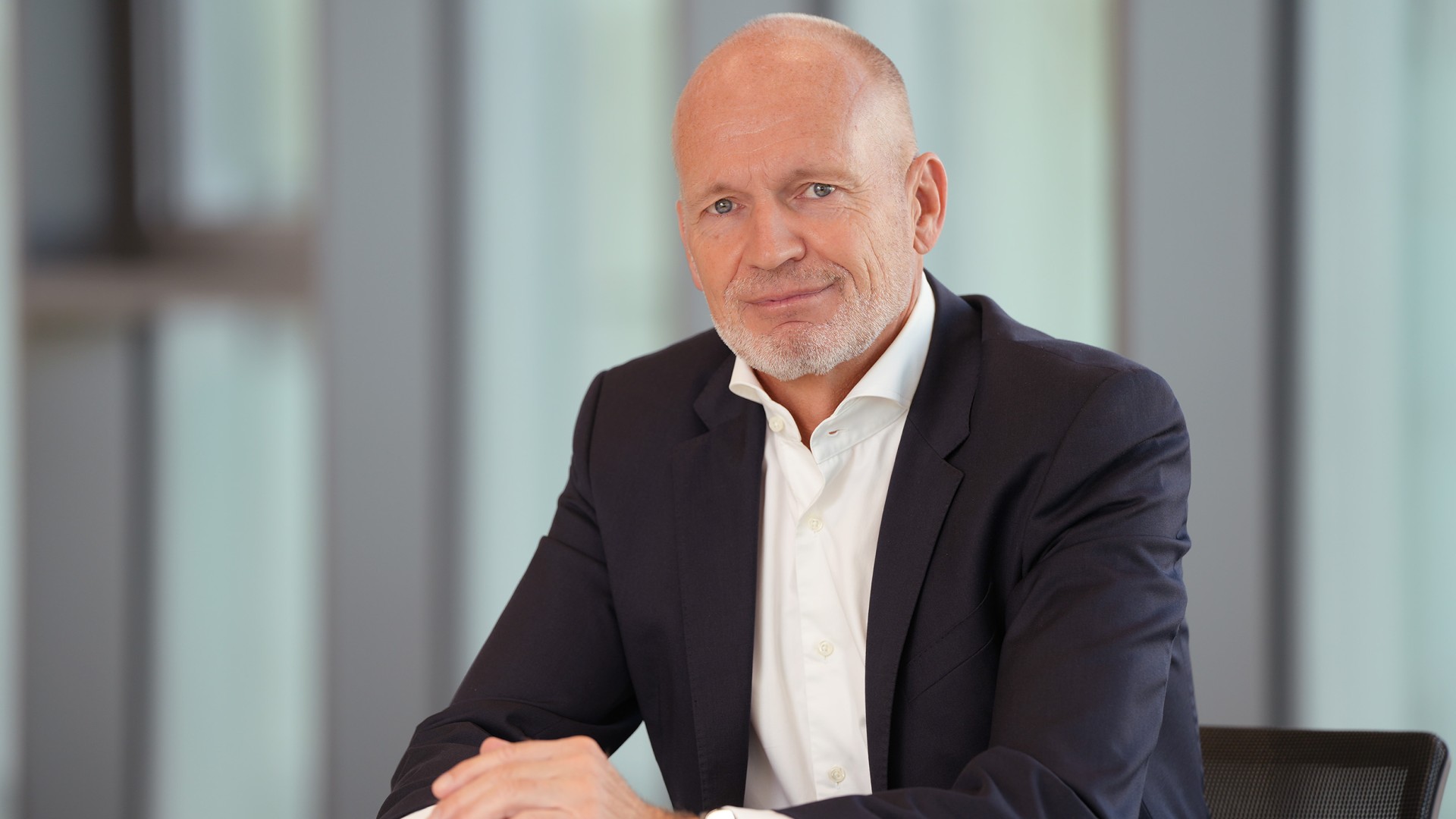 Sitzendes Porträt von Dr. Nicolas Lange, Vorstandsmitglied der Knorr-Bremse AG und verantwortlich für die Division Systeme für Schienenfahrzeuge.