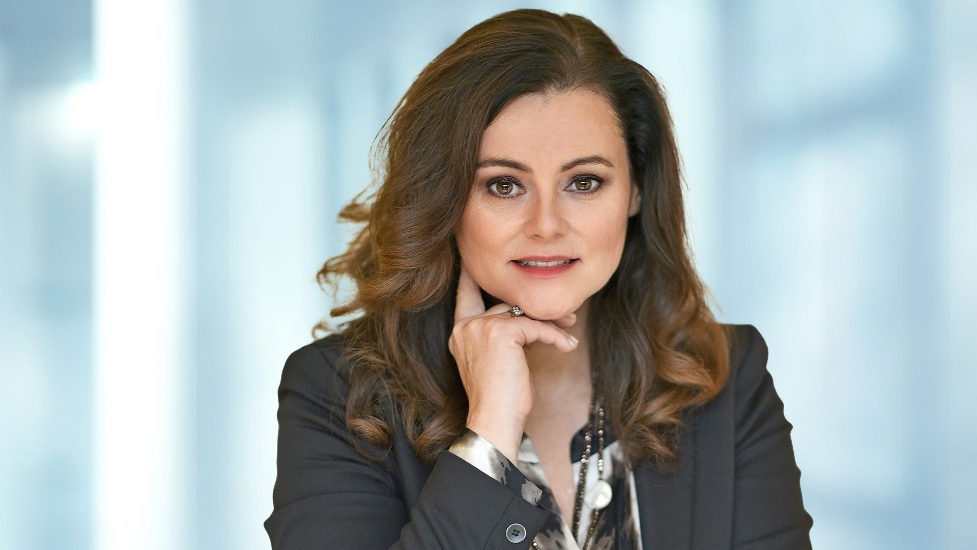 Professionelles Porträt einer leitenden Mitarbeiterin im Compliance‑Management der Knorr‑Bremse AG