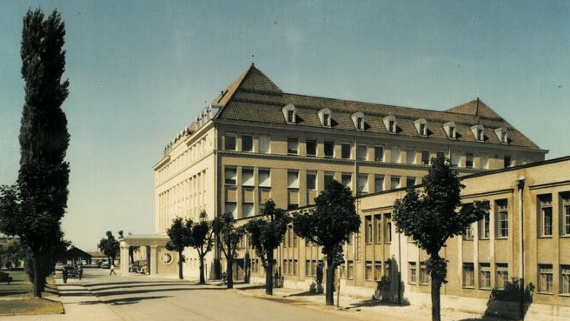 Historisches Farbfoto von Werks‑ und Verwaltungsgebäuden von Knorr‑Bremse in München