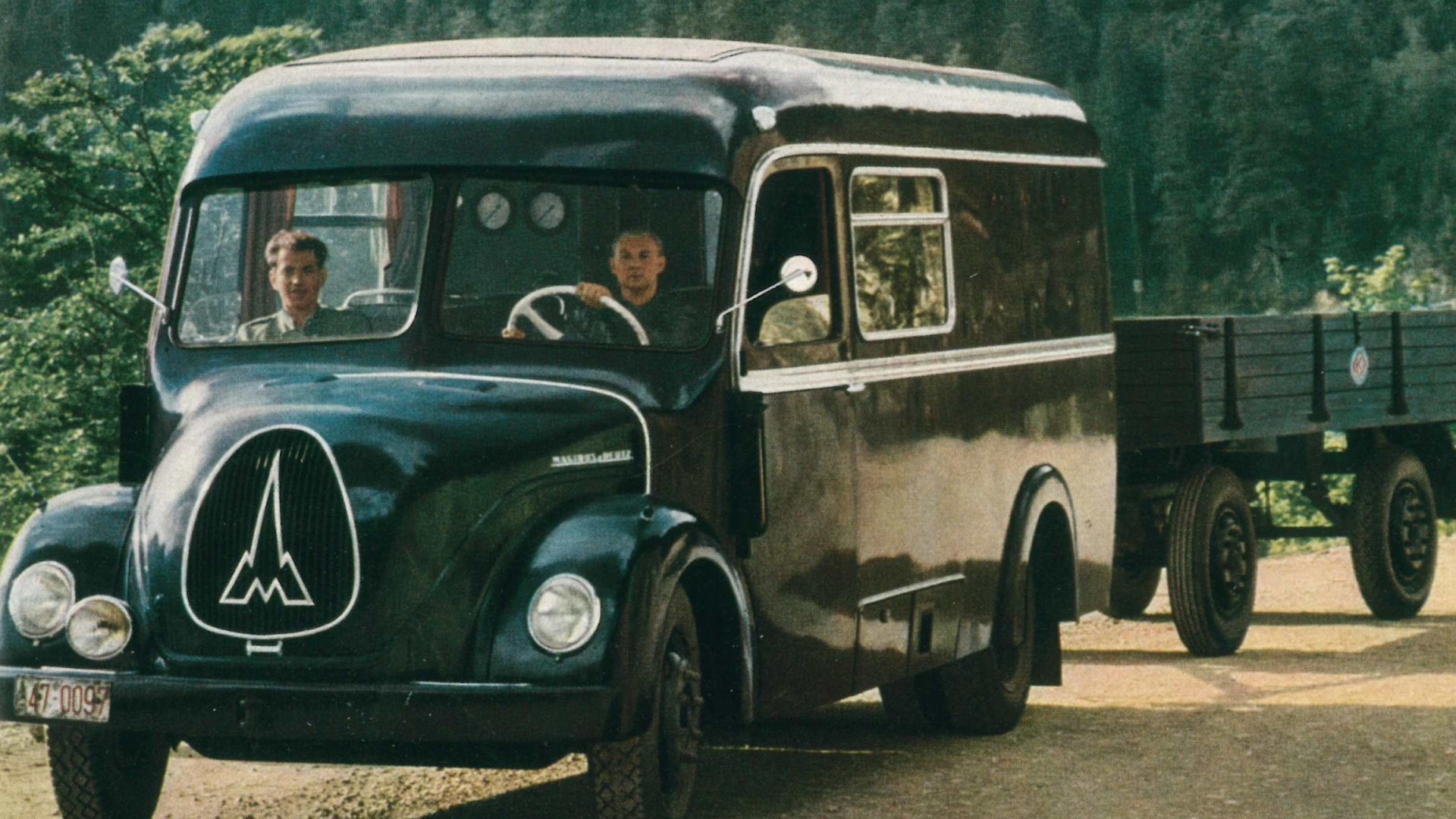 Historischer Lastwagen mit Anhänger auf Landstraße, frühes Nutzfahrzeug mit Knorr‑Bremse Technik