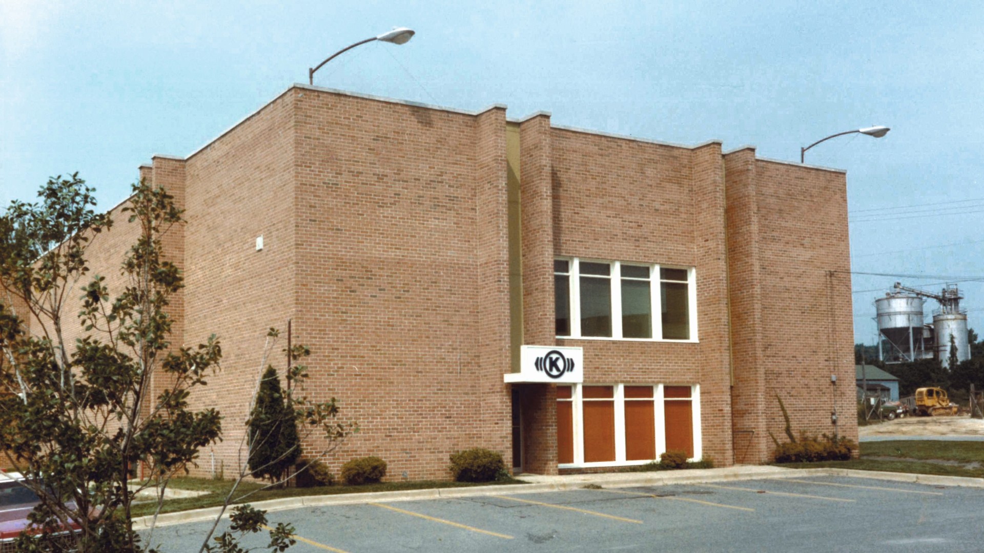 Brick building with Knorr‑Bremse logo in an industrial area