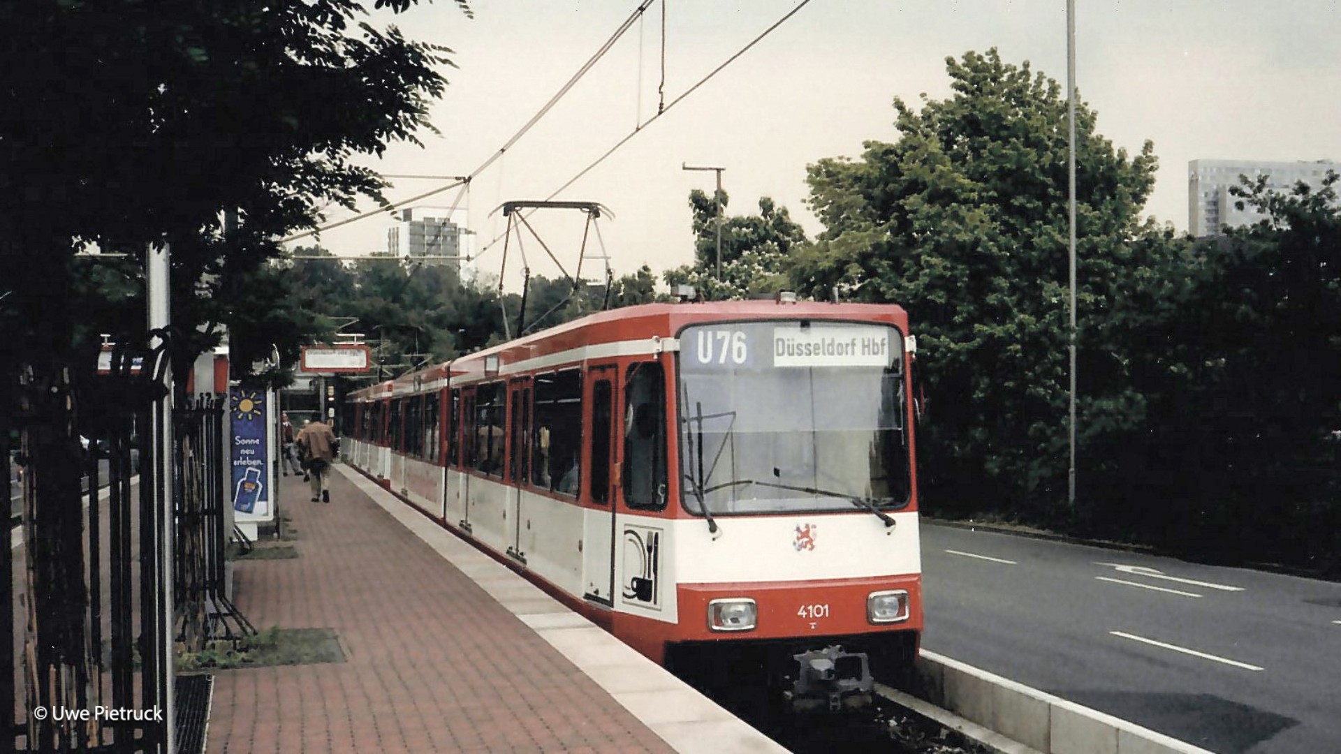 Düsseldorfer Straßenbahn der Linie U76 an einer Haltestelle