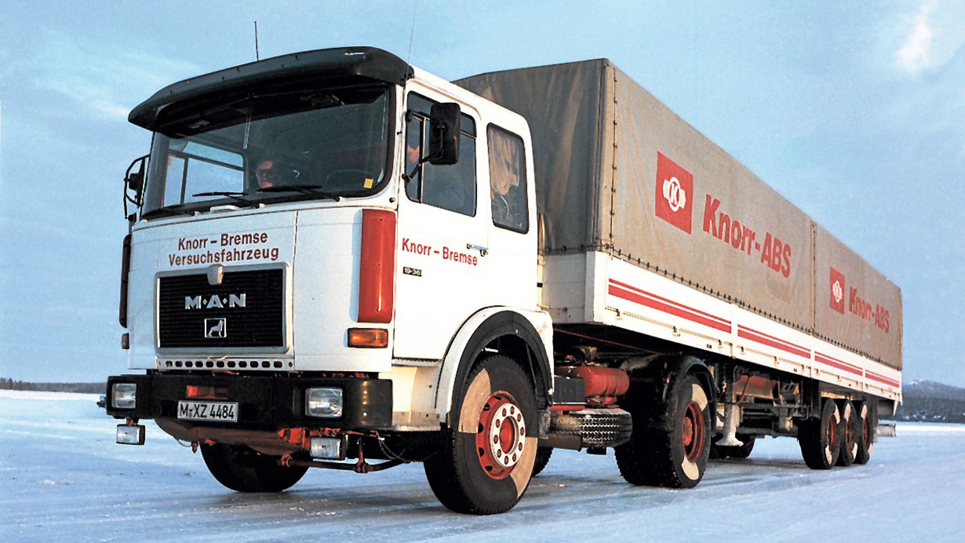 Knorr‑Bremse Versuchsfahrzeug auf winterlicher Teststrecke: MAN‑Lastwagen mit Anhänger, auf dem Knorr‑ABS steht