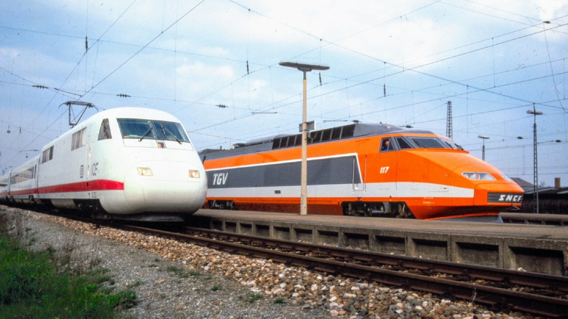 Deutscher ICE und französischer TGV als frühe Hochgeschwindigkeitszüge nebeneinander auf Gleisen