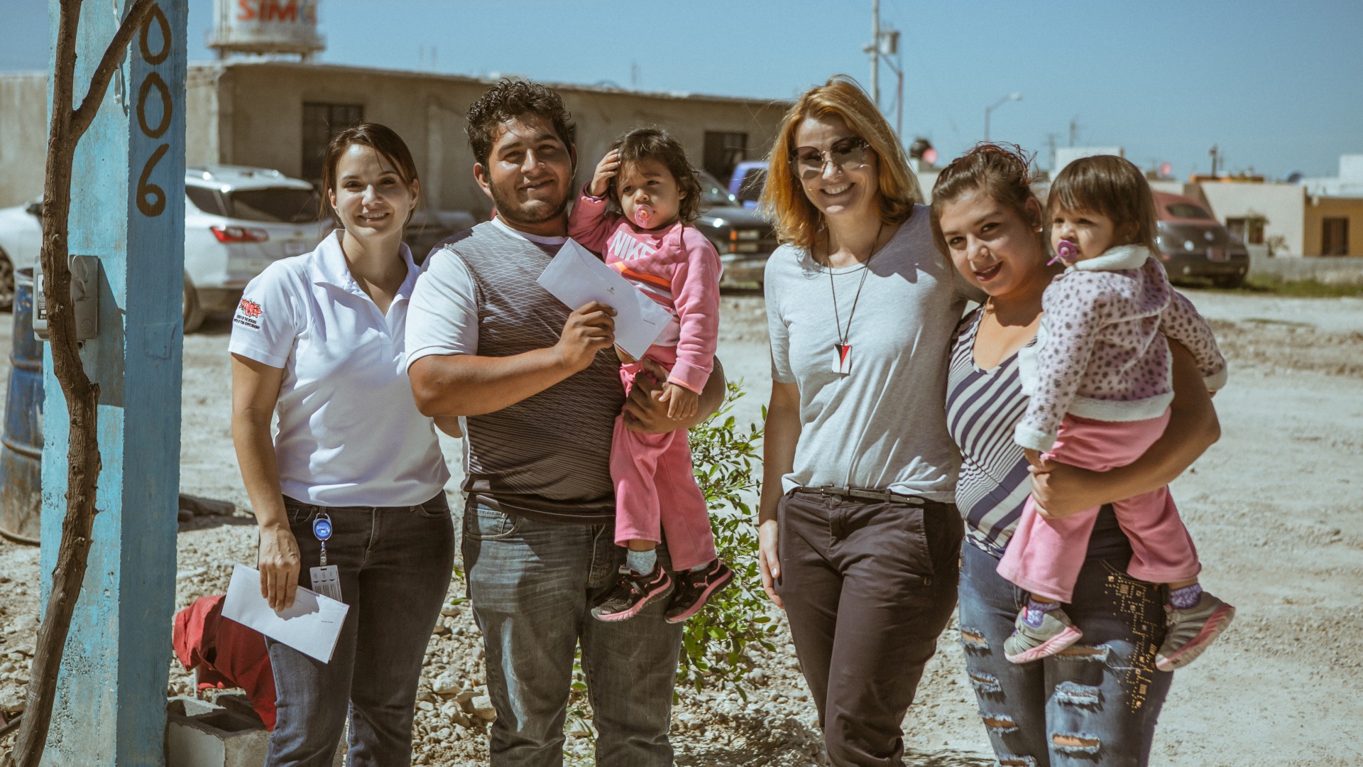 Mexikanische Familie bei einer symbolischen Unterstützungsübergabe im Rahmen eines Knorr‑Bremse Global‑Care‑Projekts