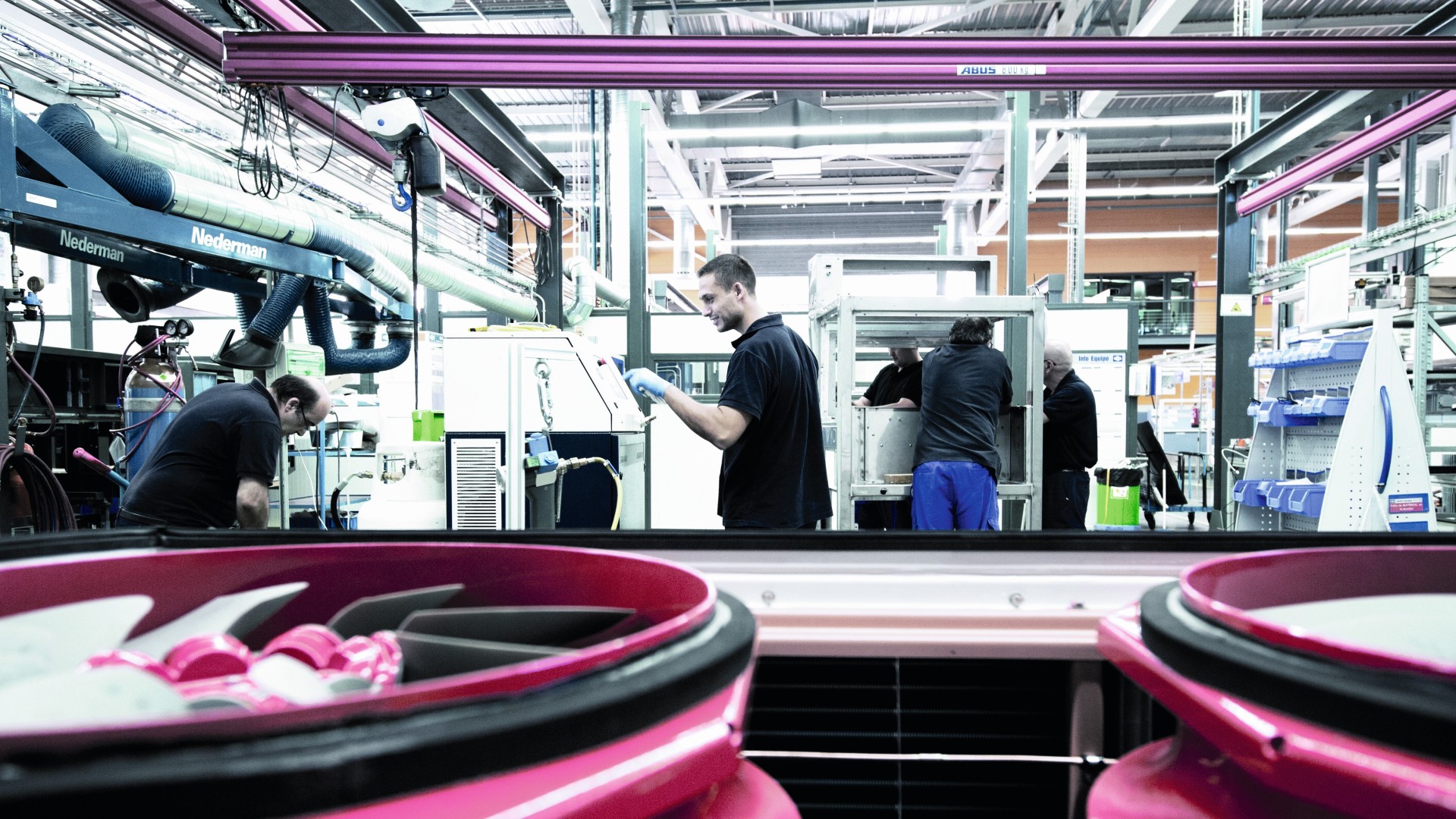 Montage von Klimasystemen für Schienenfahrzeuge in einer industriellen Produktionshalle