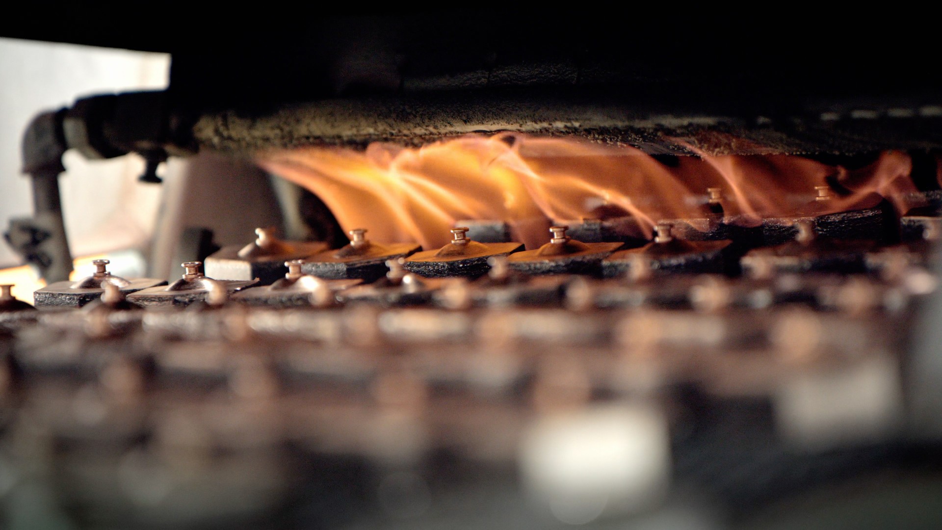 Industrial heating process for metal parts in brake pad manufacturing