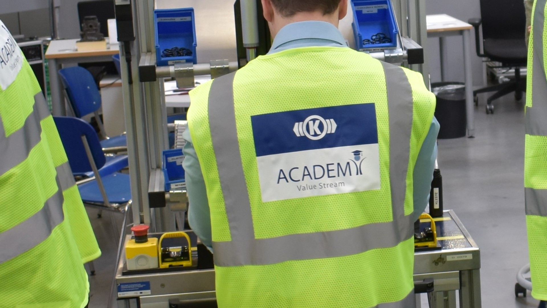 Training an einer industriellen Simulationslinie mit Teilnehmenden in Warnwesten der Knorr‑Bremse Value Stream Academy