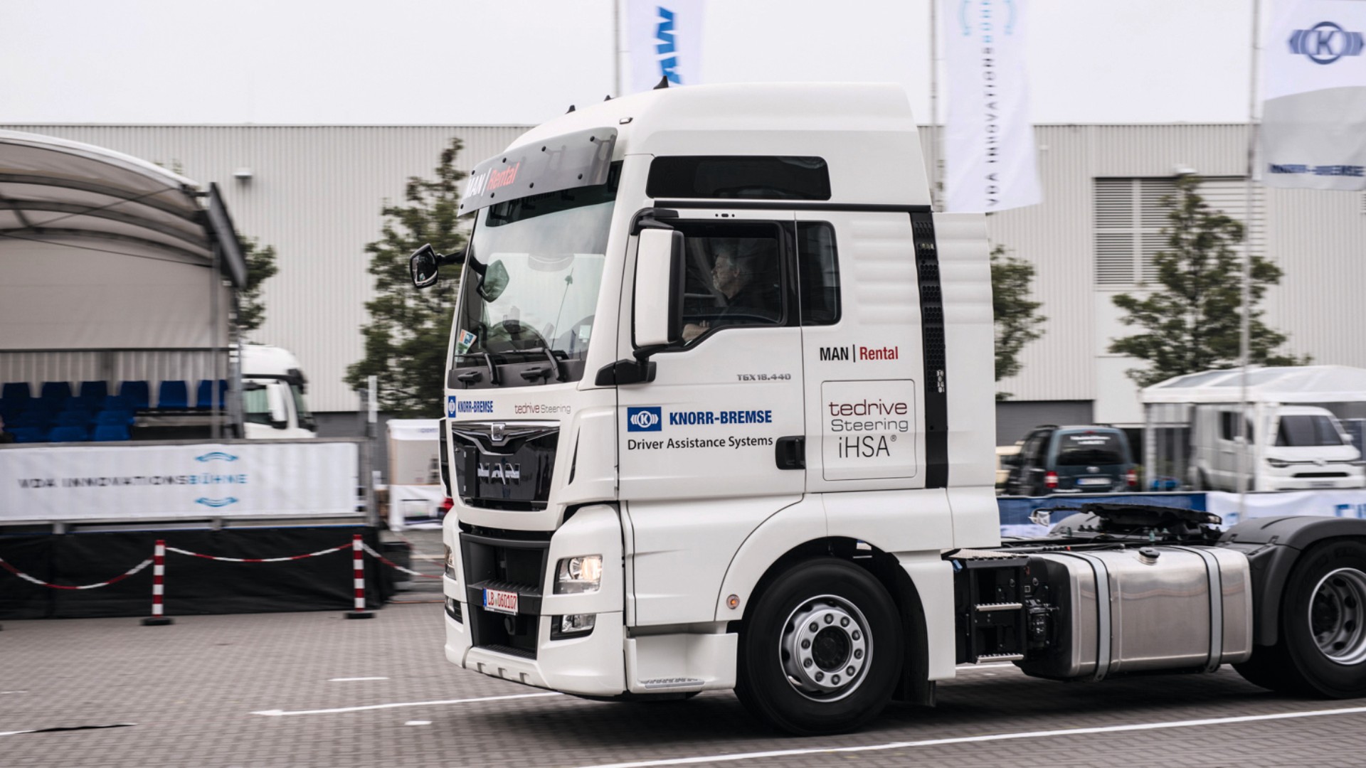 Weiße Sattelzugmaschine mit Knorr‑Bremse Fahrerassistenz‑Branding auf einem Testgelände