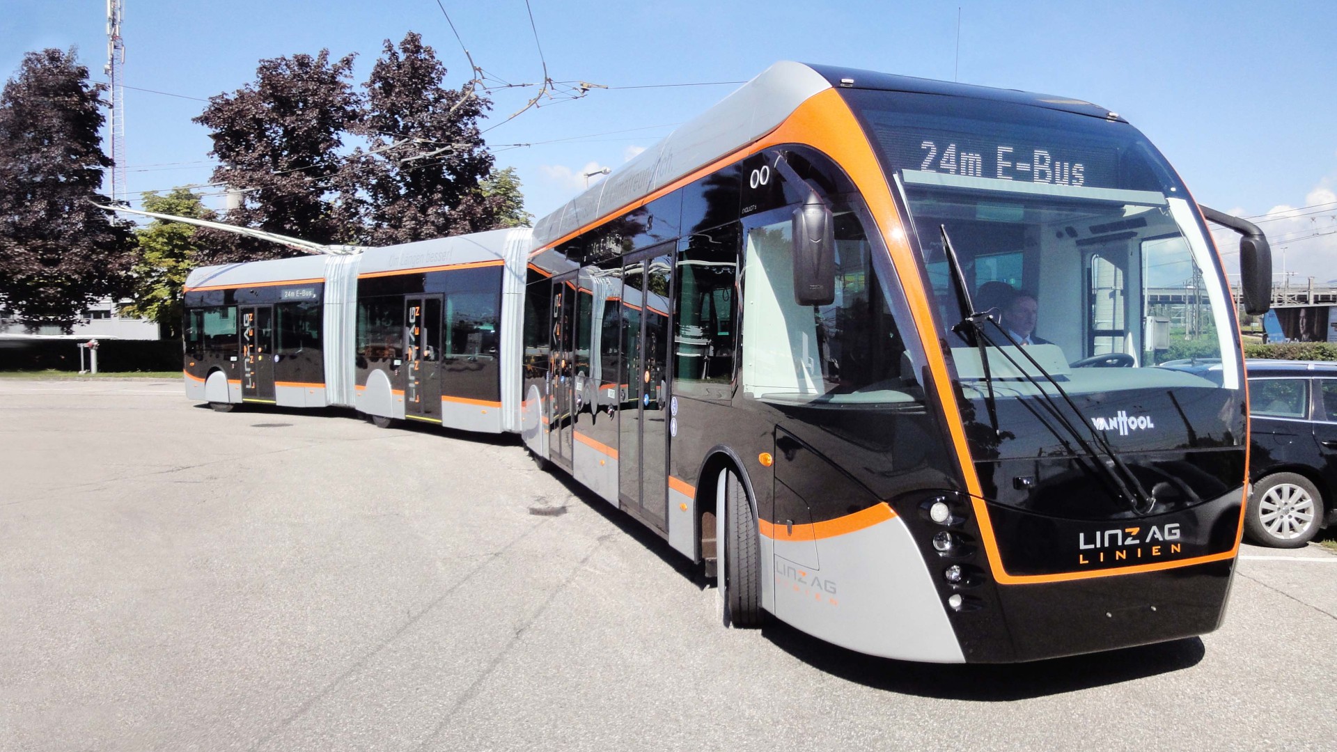 Elektrischer Gelenkbus mit Dach‑Pantograf als Antriebslösung für den öffentlichen Nahverkehr