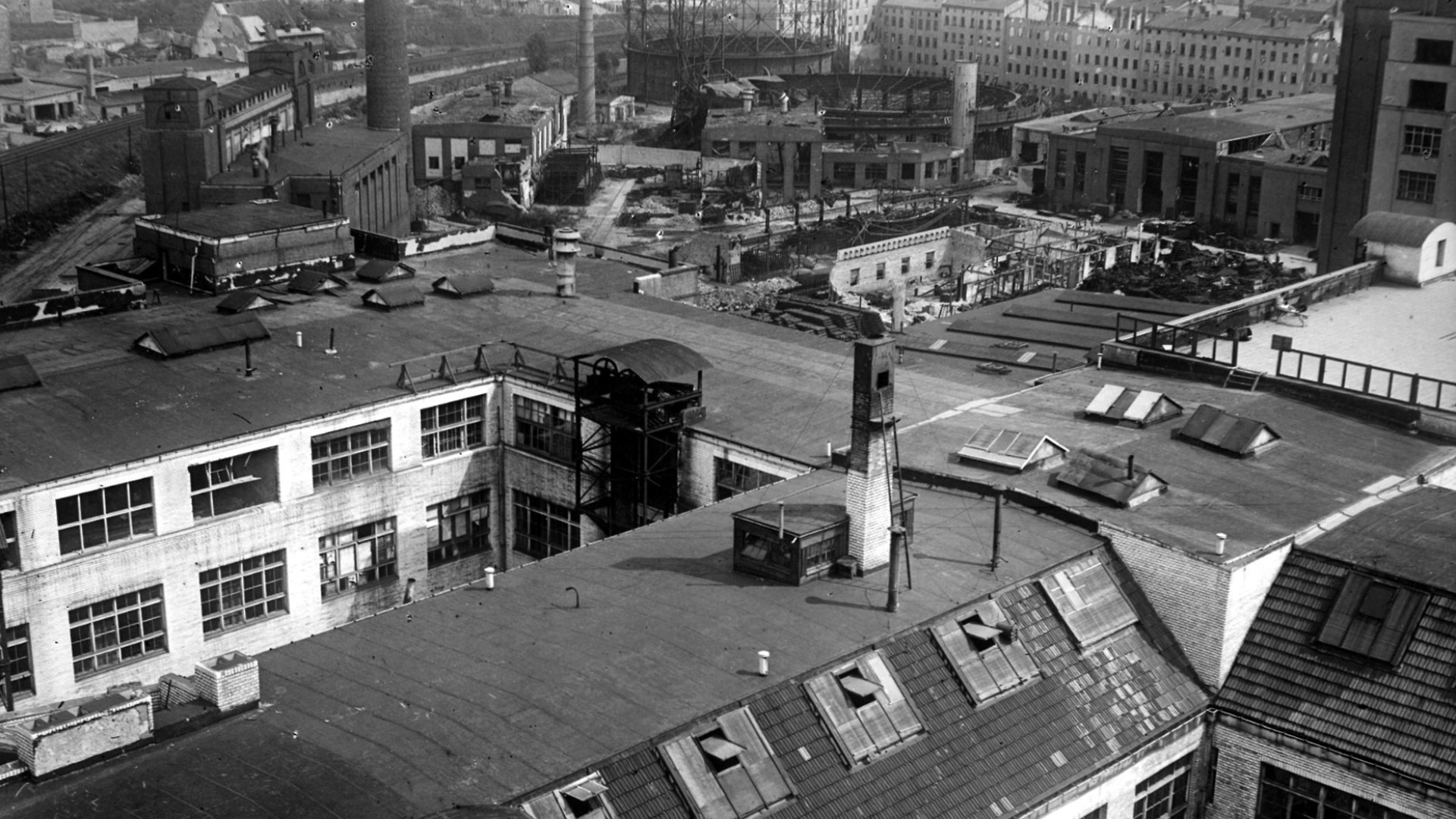 Zerstörte Fabrikanlagen in der Hirschberger Straße in Berlin nach einem Luftangriff, historische Aufnahme aus dem Jahr 1944