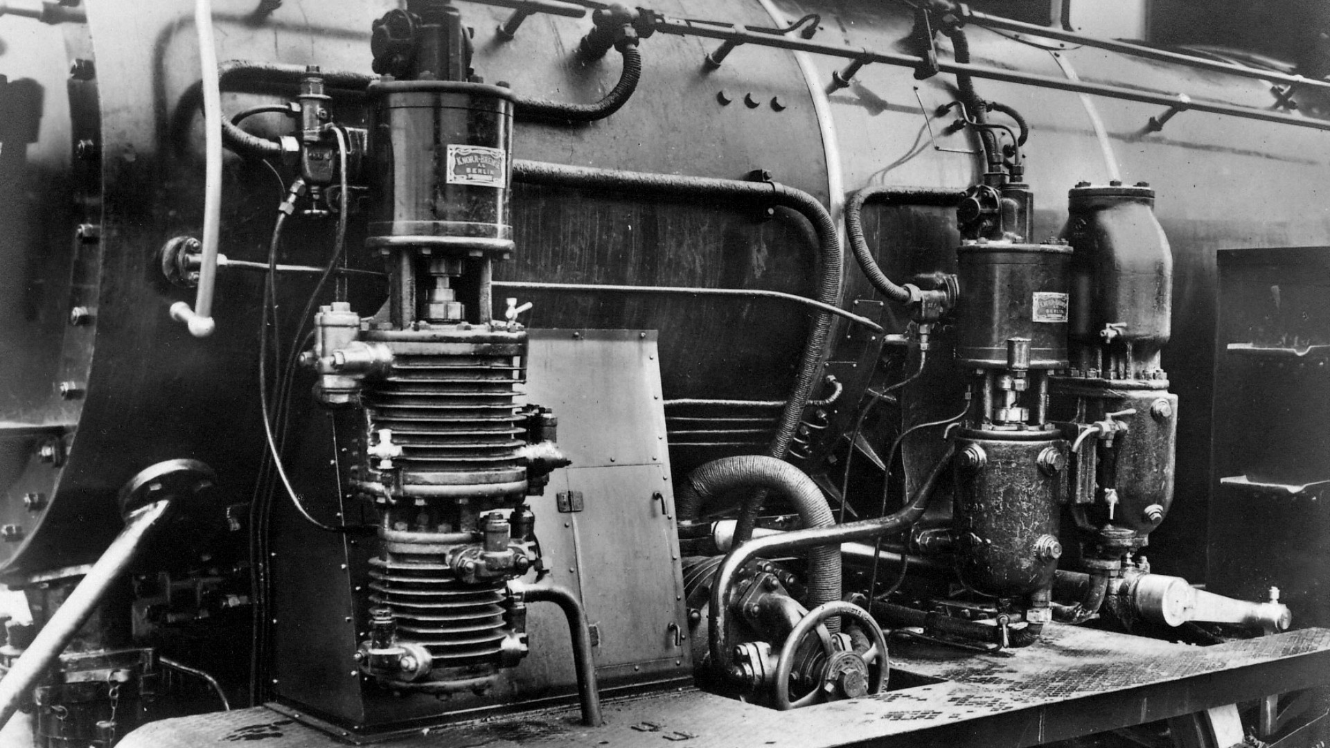 Pumpe und Vorwärmer von Knorr‑Bremse an einer Lokomotive in Finnland, historische Aufnahme aus dem Jahr 1924
