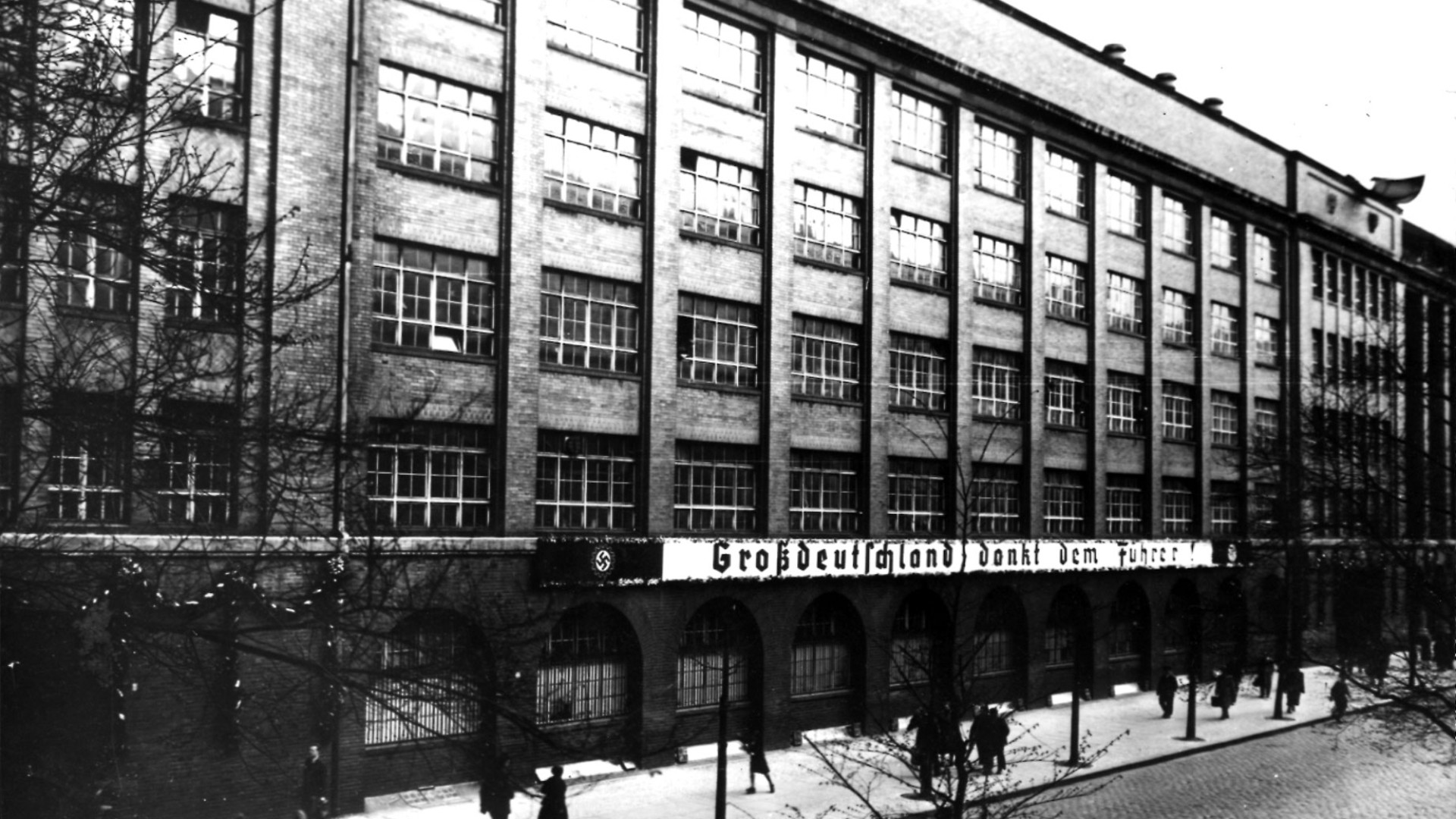 Straßenfront der Knorr‑Bremse AG mit nationalsozialistischer Propaganda an der Gebäudefassade, historische Aufnahme von 1938