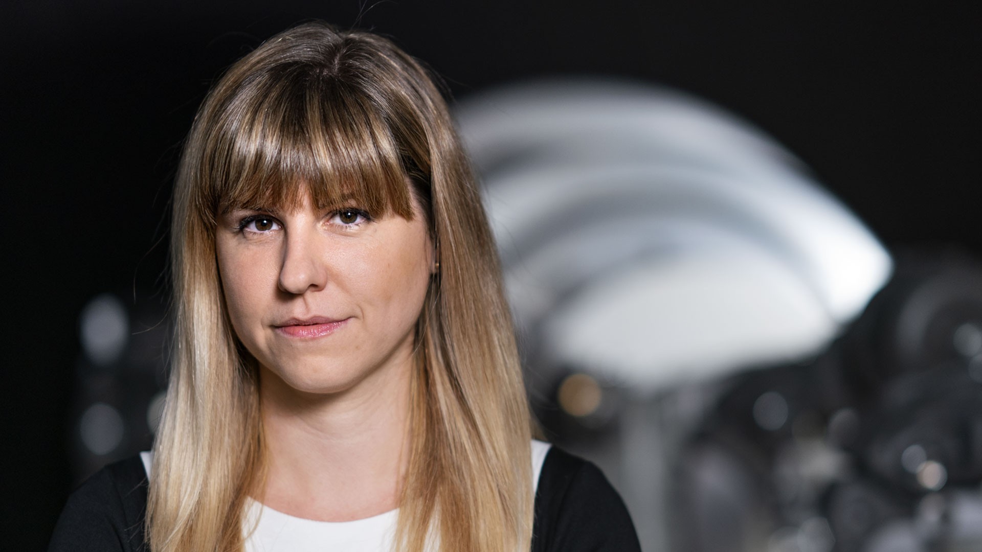 Business‑Portrait eines Aufsichtsratsmitglieds der Knorr‑Bremse AG vor industrieller Maschinenkomponente