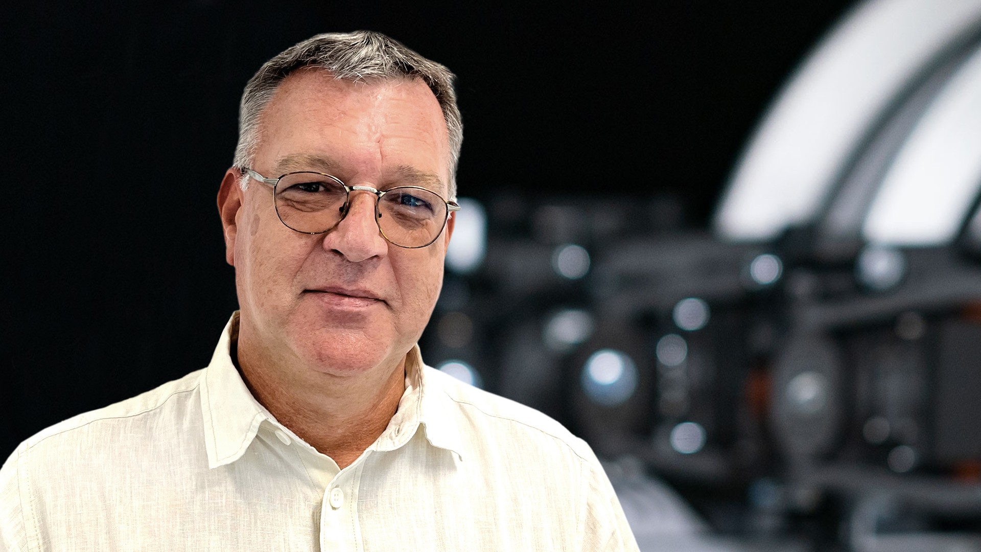 Business‑Portrait eines Aufsichtsratsmitglieds der Knorr‑Bremse AG vor industrieller Maschinenkomponente