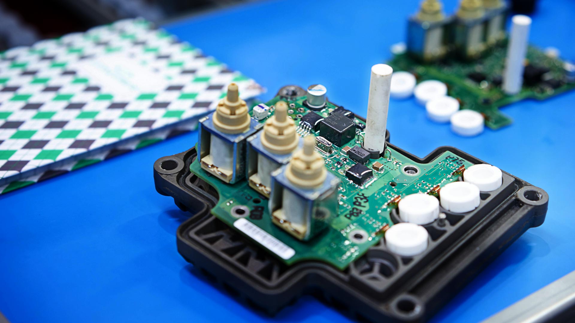 Electronic component in production at the Czech Knorr-Bremse site in Liberec