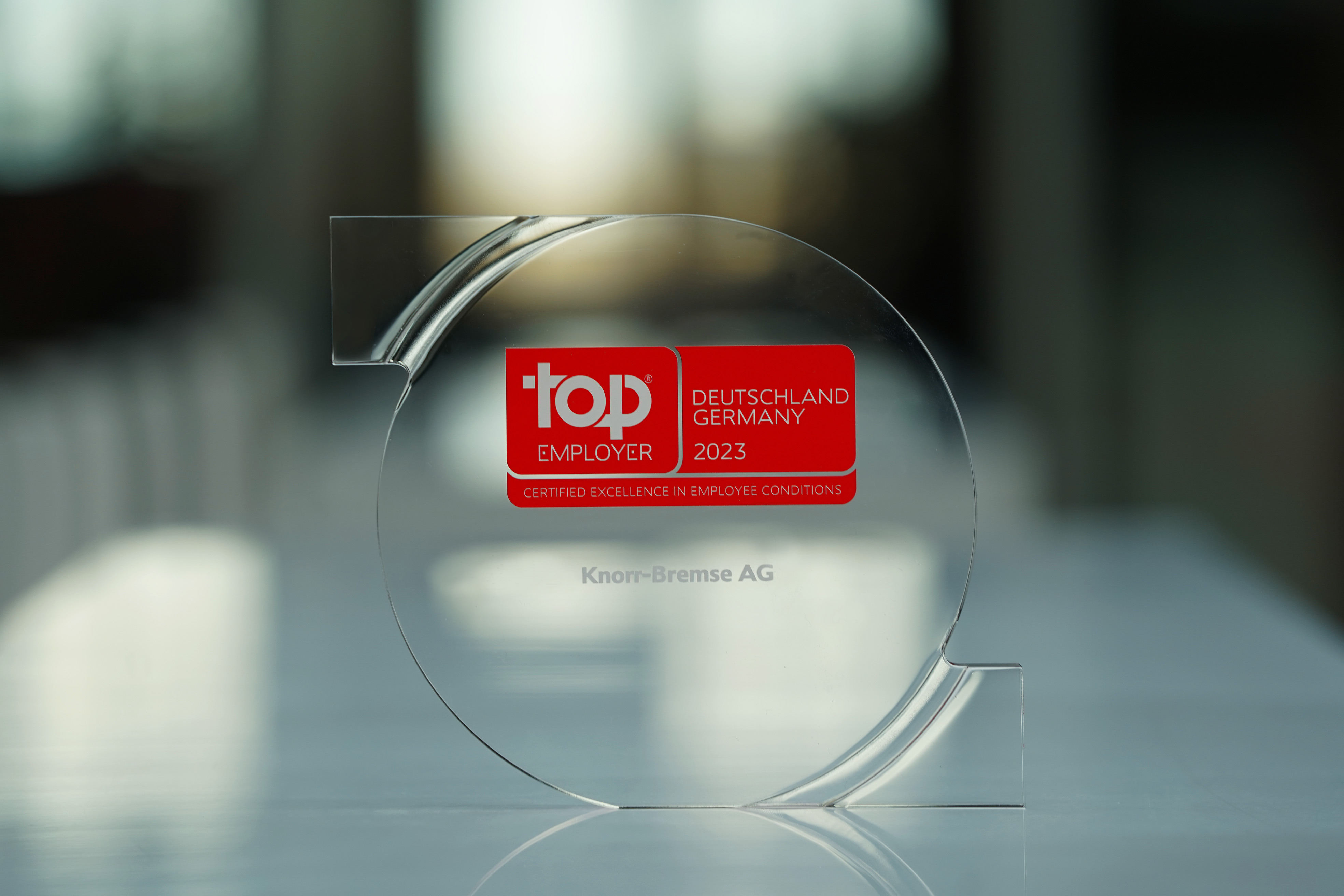 A close-up of the Top Employer Award, which Knorr-Bremse received for its employer performance for the tenth year in a row.