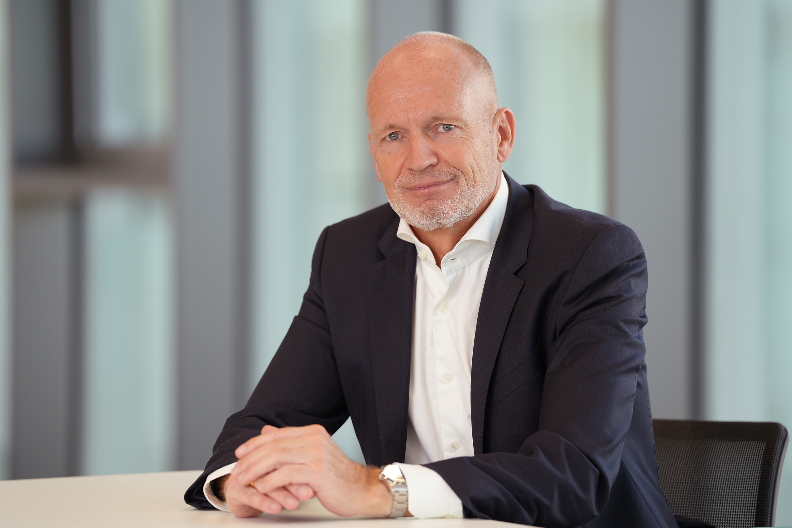 Sitzendes Porträt von Dr. Nicolas Lange, Vorstandsmitglied der Knorr-Bremse AG und verantwortlich für die Division Systeme für Schienenfahrzeuge.