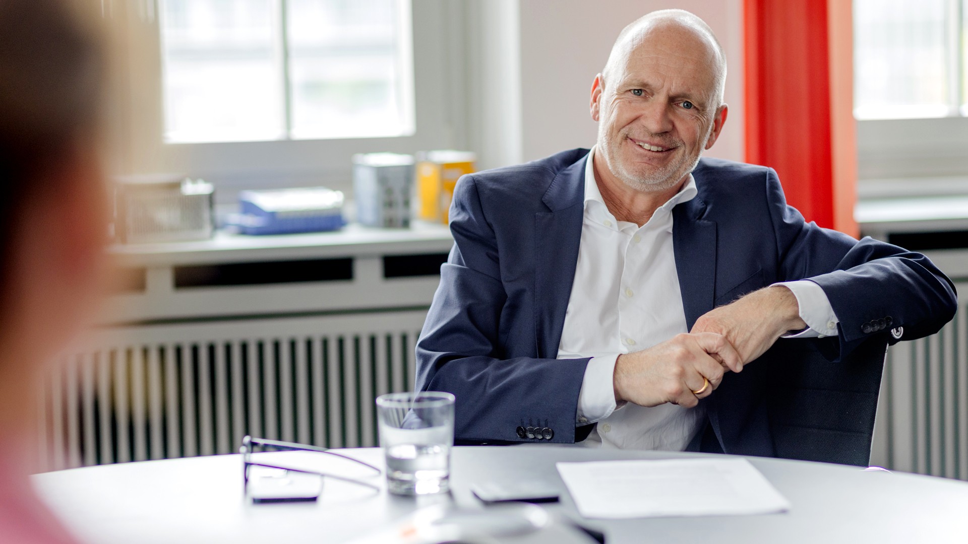 Dr Nicolas Lange, Member of the Executive Board of Knorr-Bremse AG and responsible for the Rail Vehicle Systems division, sits at the conference table in his office and answers the interviewer's questions.
