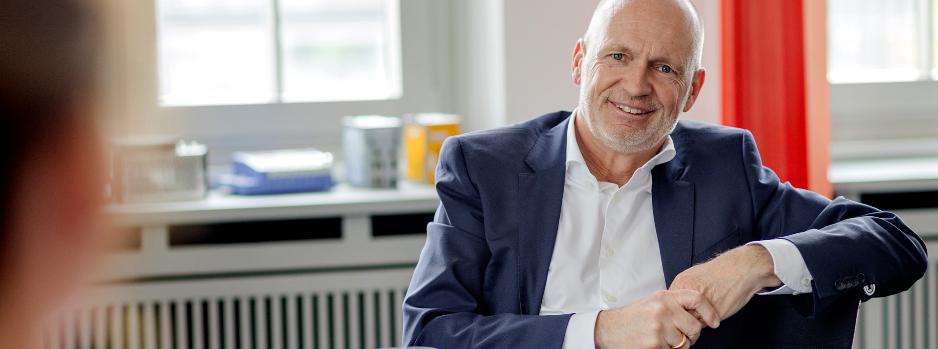 Dr. Nicolas Lange, Vorstandsmitglied der Knorr-Bremse AG und verantwortlich für die Division Systeme für Schienenfahrzeuge, sitzt in seinem Büro am Besprechungstisch und antwortet auf die Interviewfragen seiner Gesprächspartnerin.