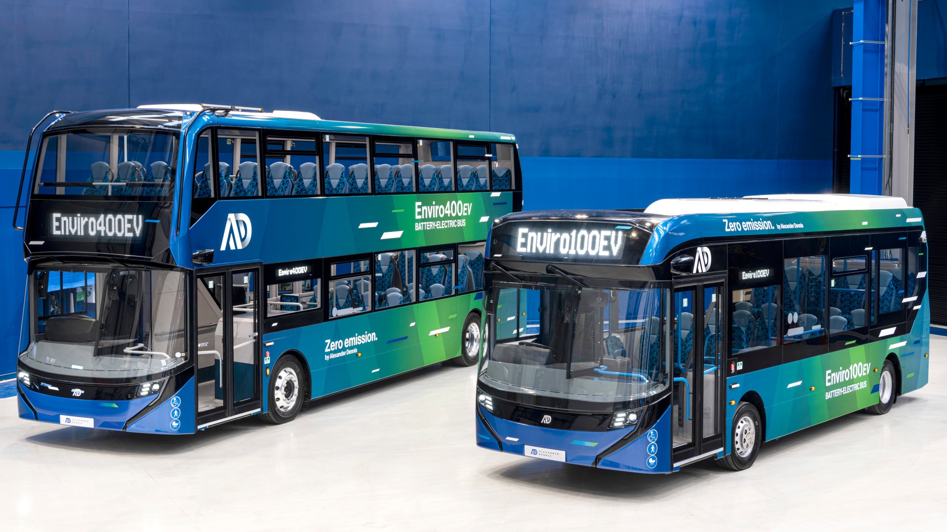 Die zwei neuen Busmodelle Enviro 400EV und Enviro 100EV sind zum Launch im Showroom ausgestellt.