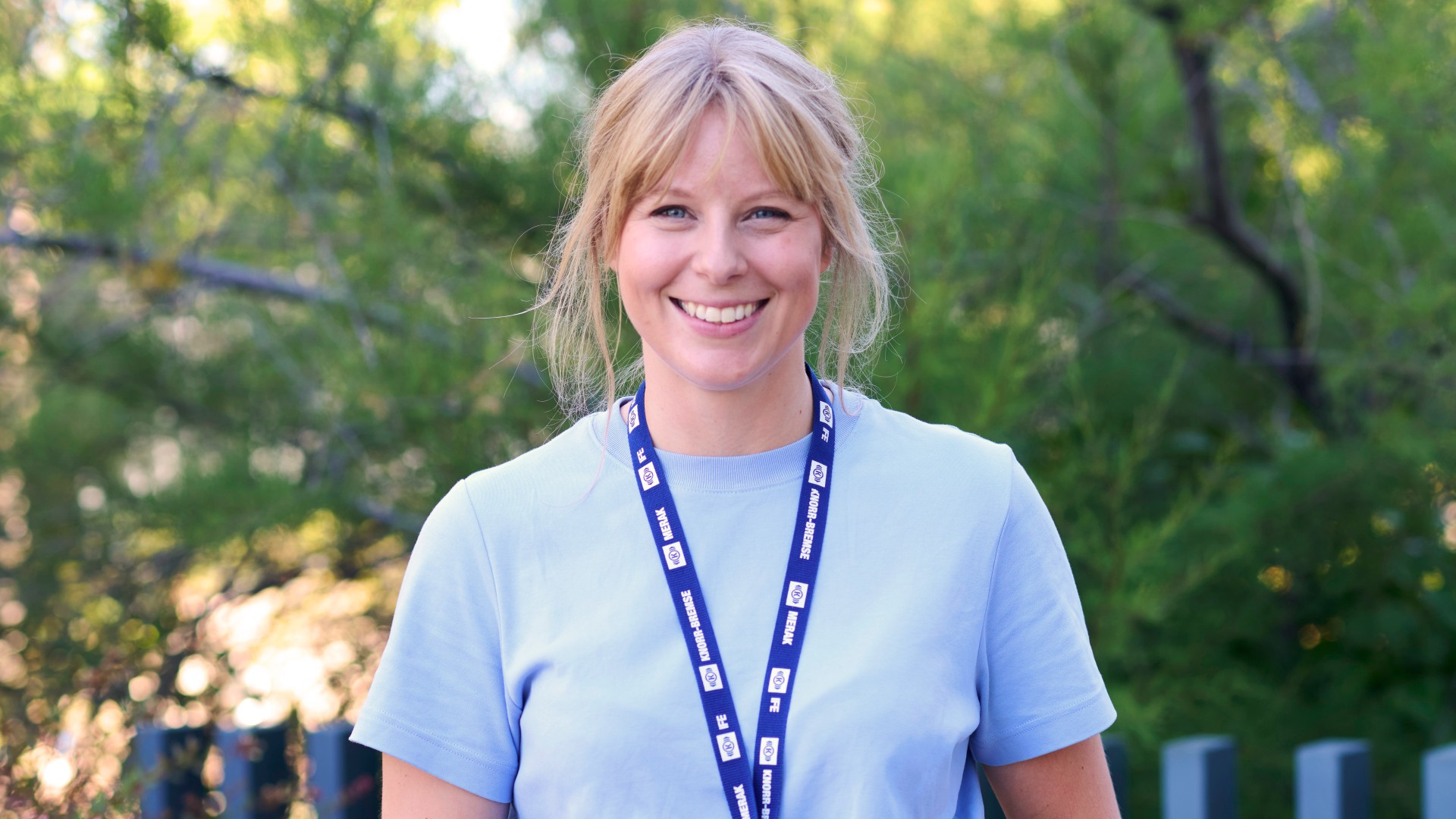 Person participating in Knorr‑Bremse’s international trainee programme in front of the plant in Getafe, Spain