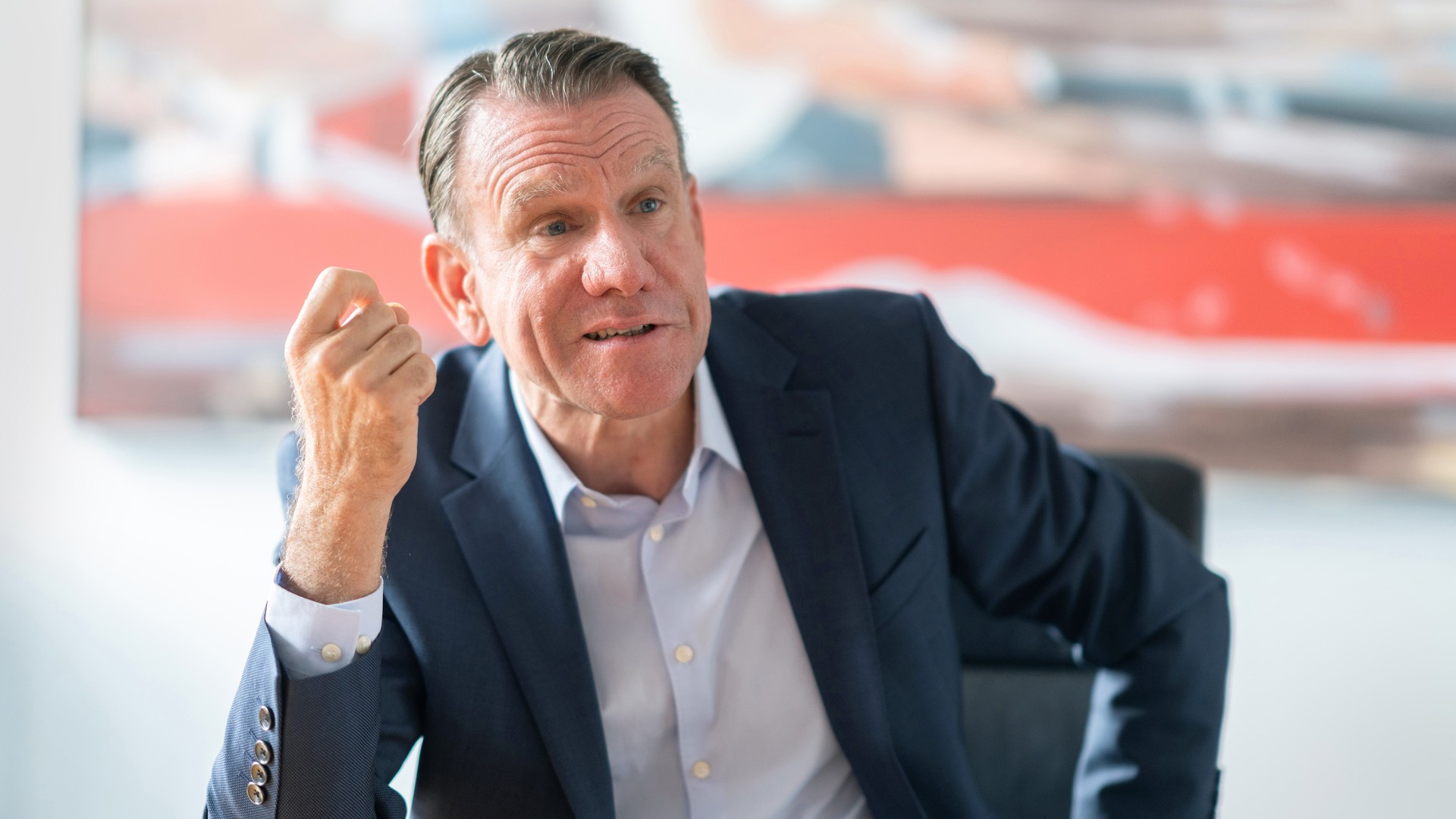 Bernd Spies sits in a meeting room and gives an interview about the trade fair appearance and the most important topics at the IAA Transportation 2024.