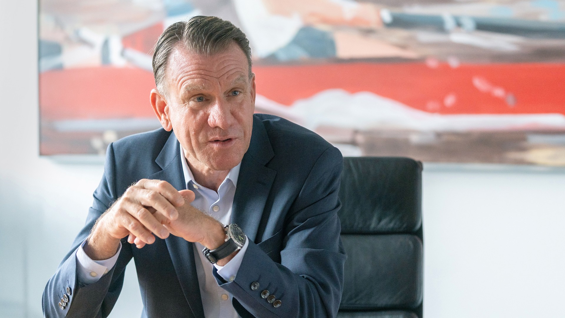 Bernd Spies sits in a meeting room and gives an interview about the trade fair appearance and the most important topics at the IAA Transportation 2024.