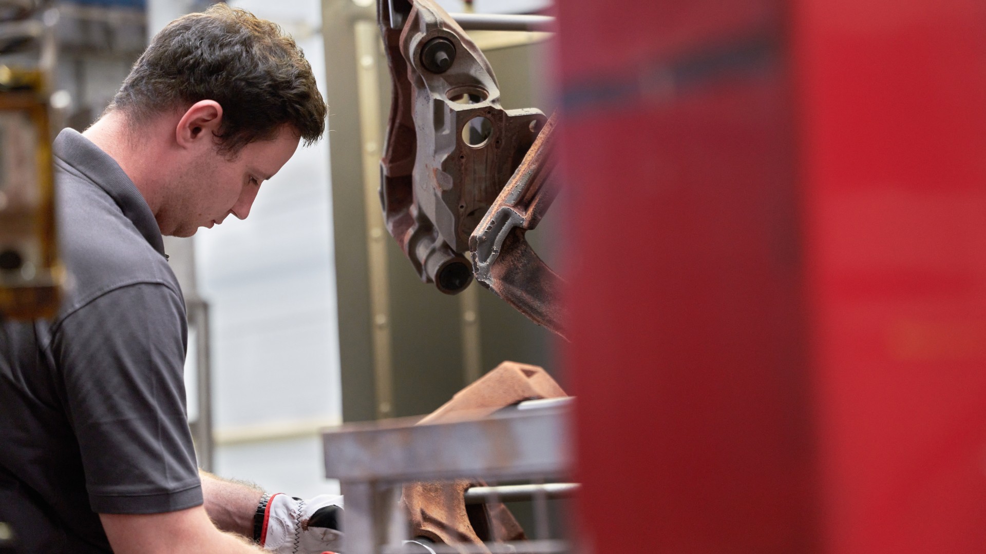 Manual reconditioning of a mechanical commercial vehicle component at a remanufacturing workstation at the Knorr‑Bremse plant in Liberec