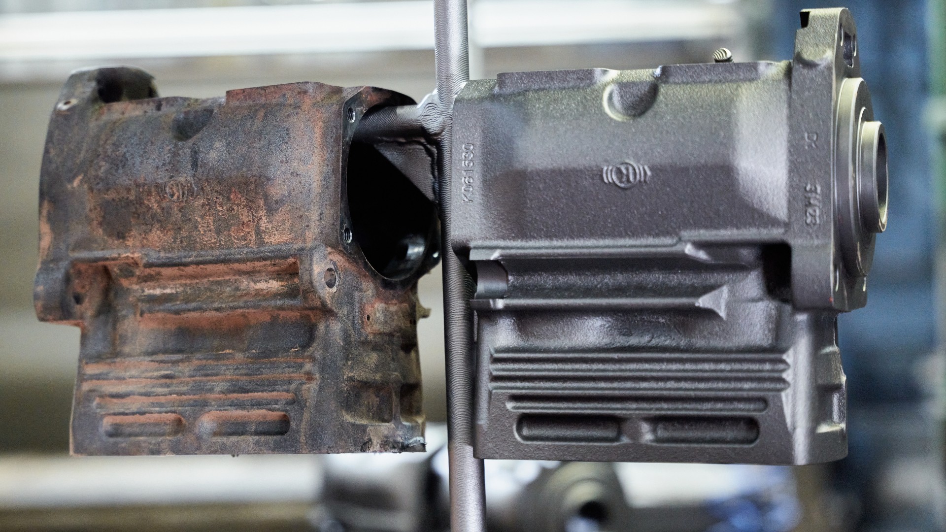 Before-and-after comparison of a used and an industrially reconditioned commercial vehicle component at the Knorr‑Bremse remanufacturing plant in Liberec