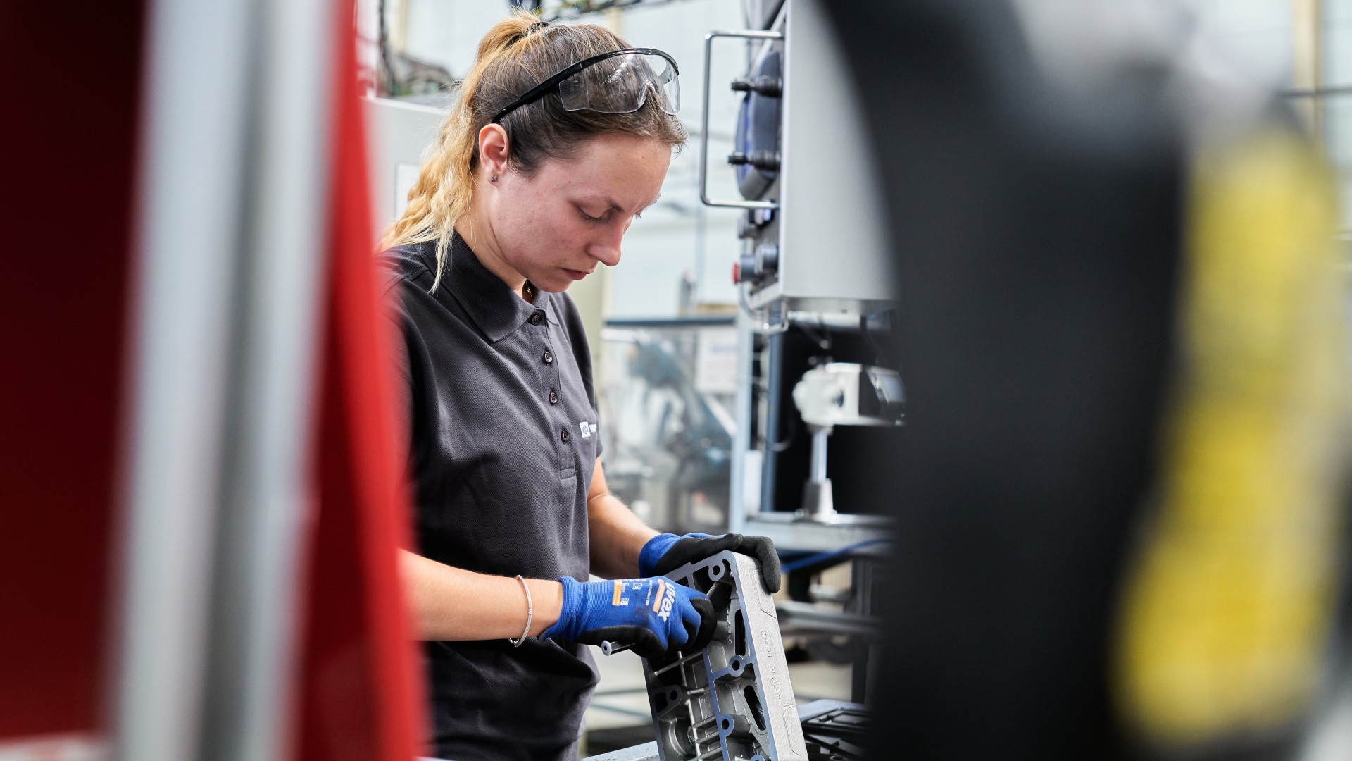 Manual reconditioning of a mechanical commercial vehicle component at a remanufacturing workstation at the Knorr‑Bremse plant in Liberec