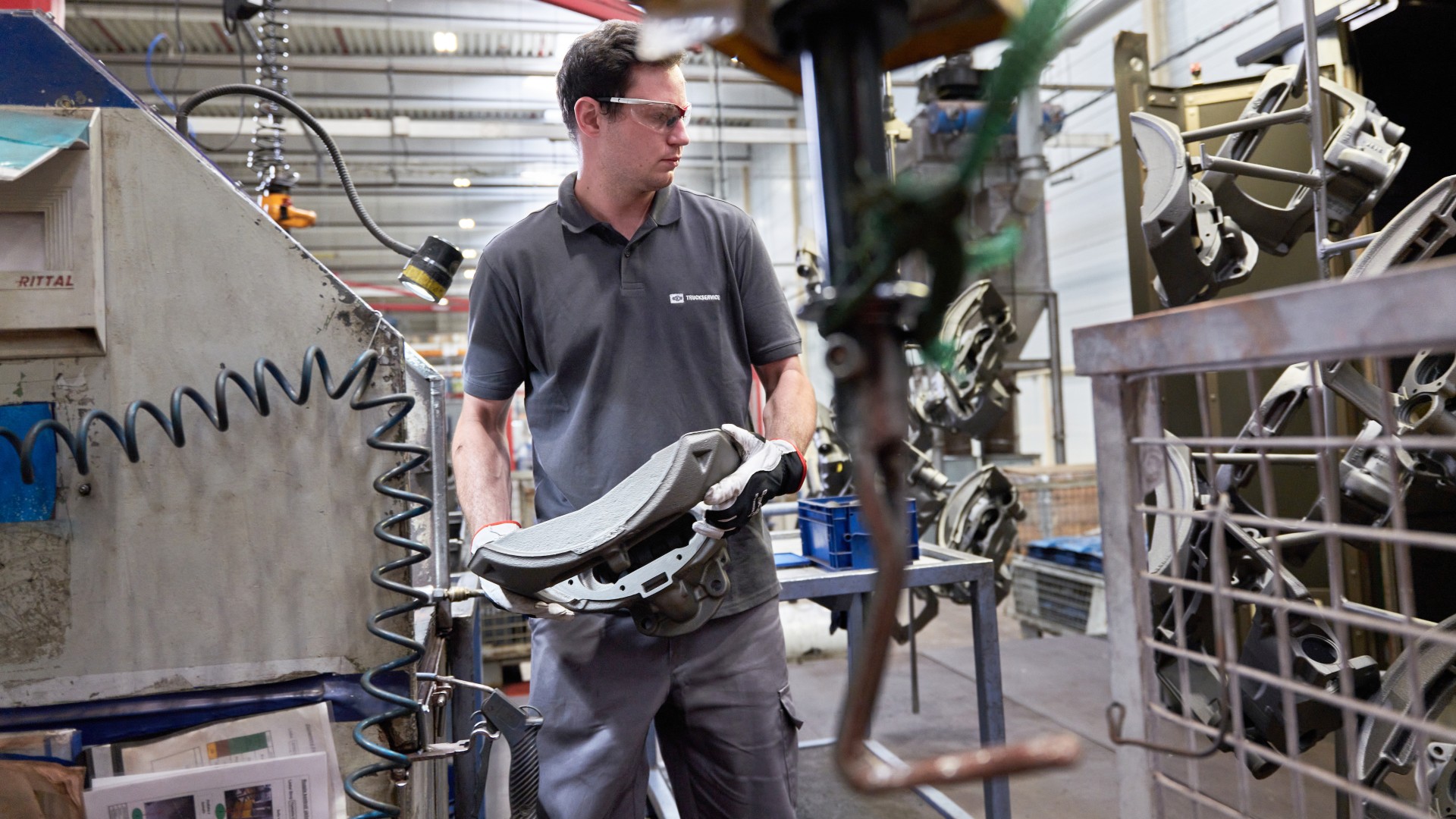 Manual reconditioning of a commercial vehicle component at an industrial remanufacturing workstation at the Knorr‑Bremse plant in Liberec